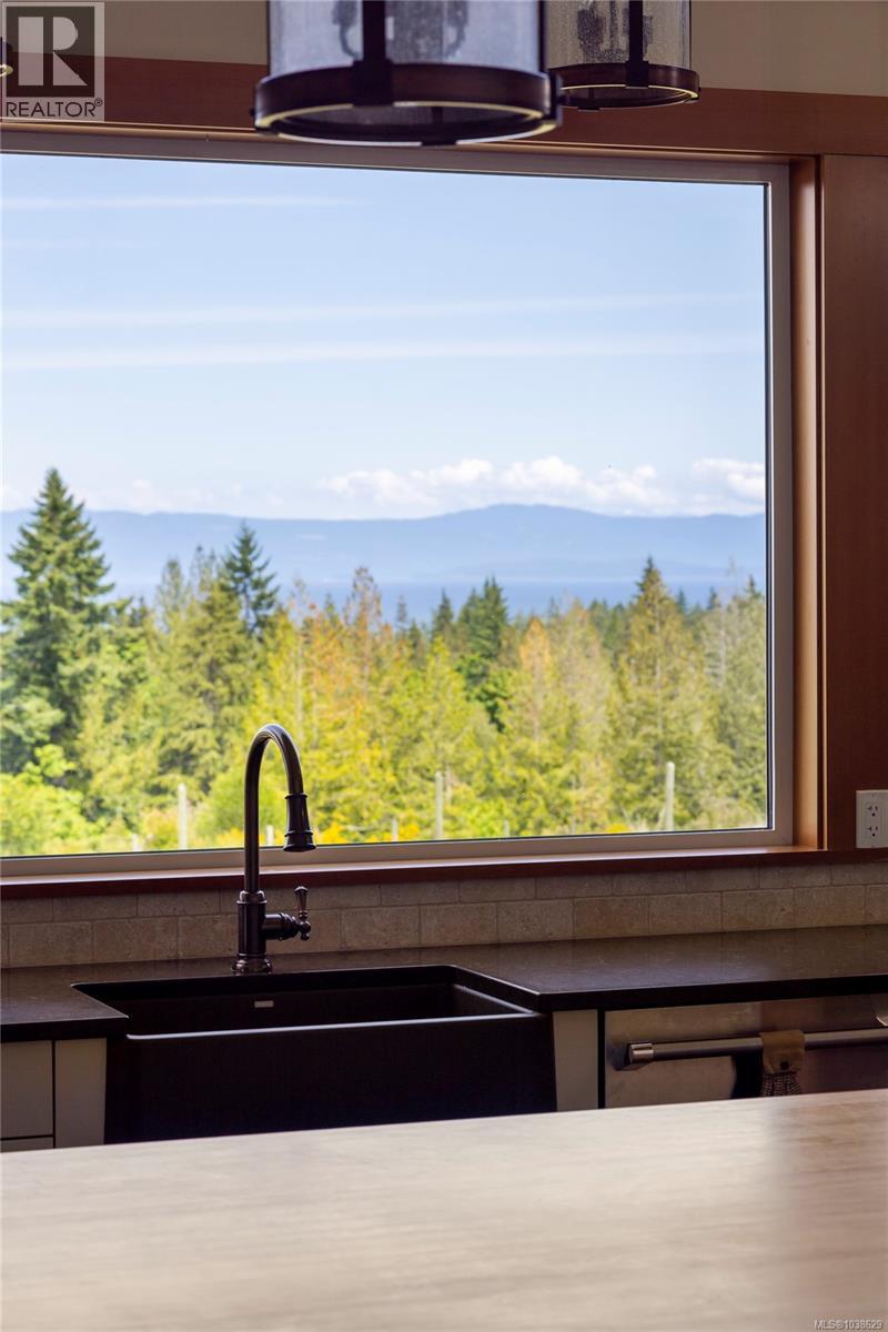 416 Grovehill Rd, Qualicum Beach