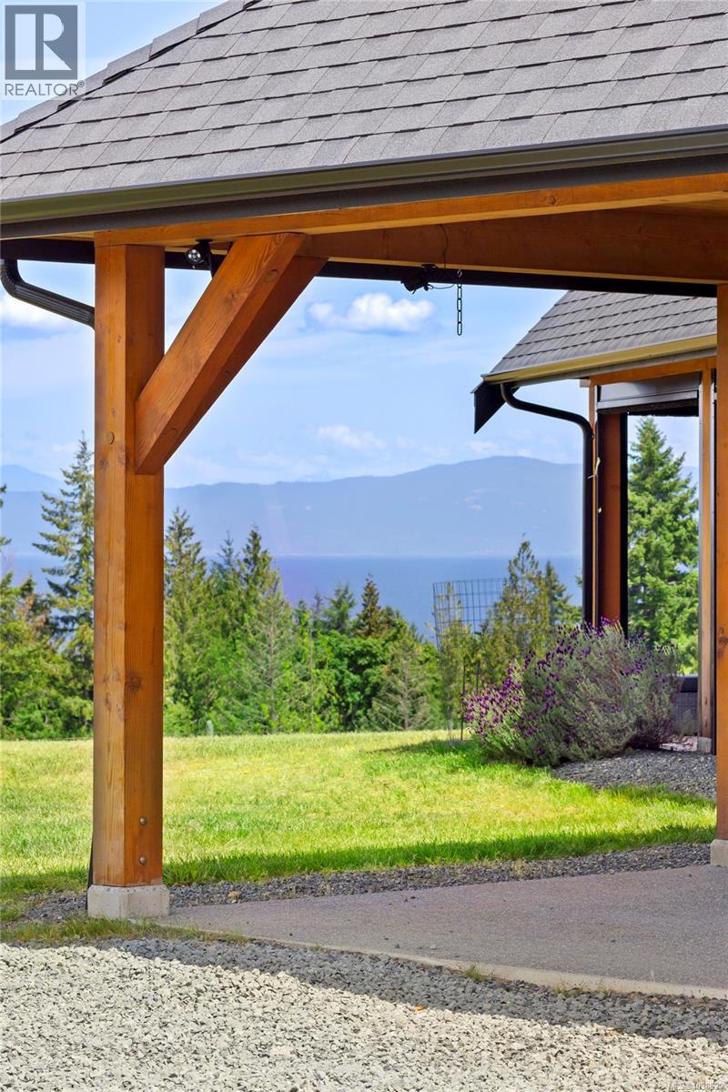 416 Grovehill Rd, Qualicum Beach