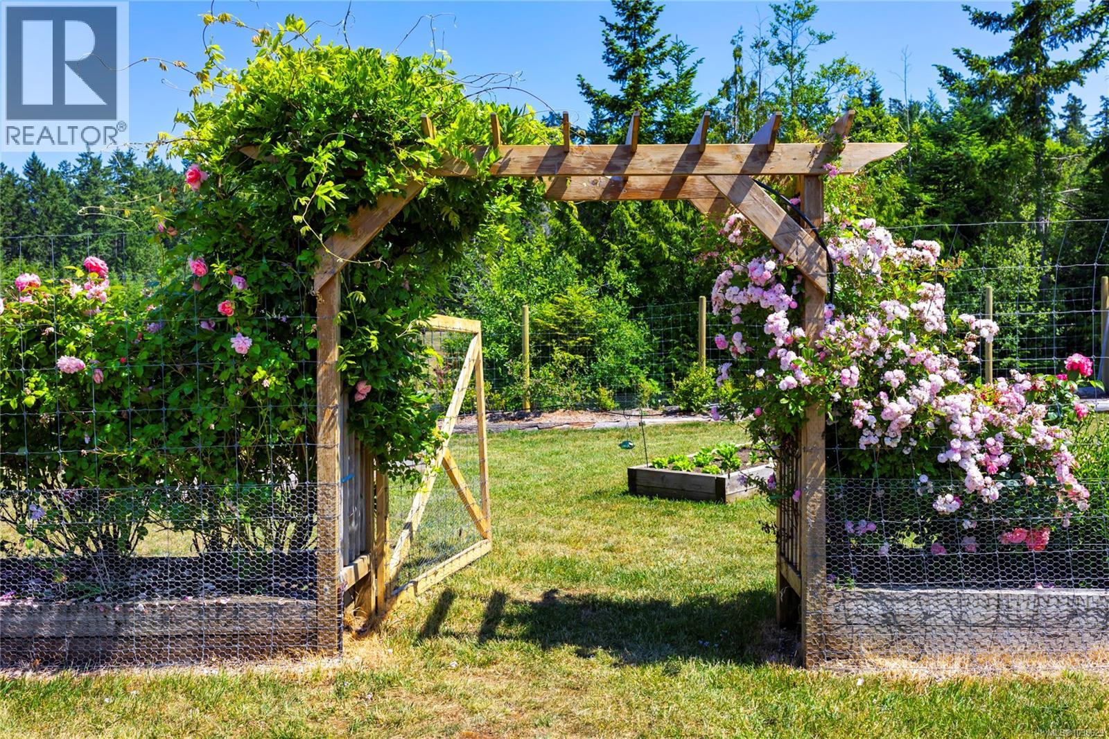 416 Grovehill Rd, Qualicum Beach