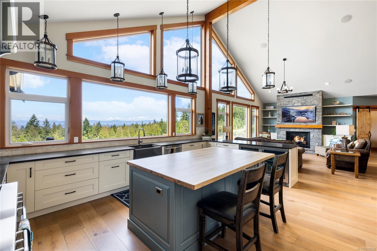 416 Grovehill Rd, Qualicum Beach