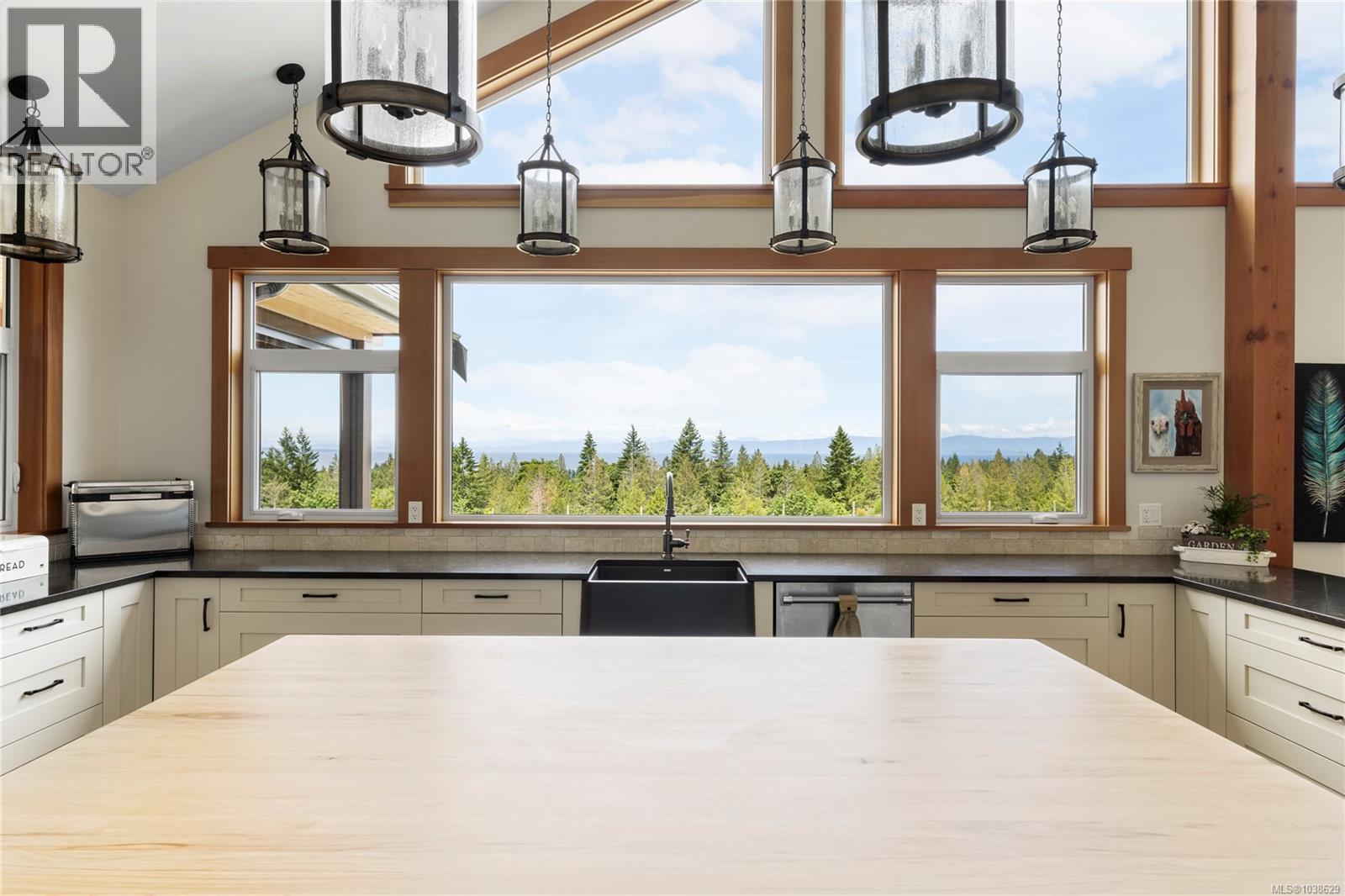 416 Grovehill Rd, Qualicum Beach