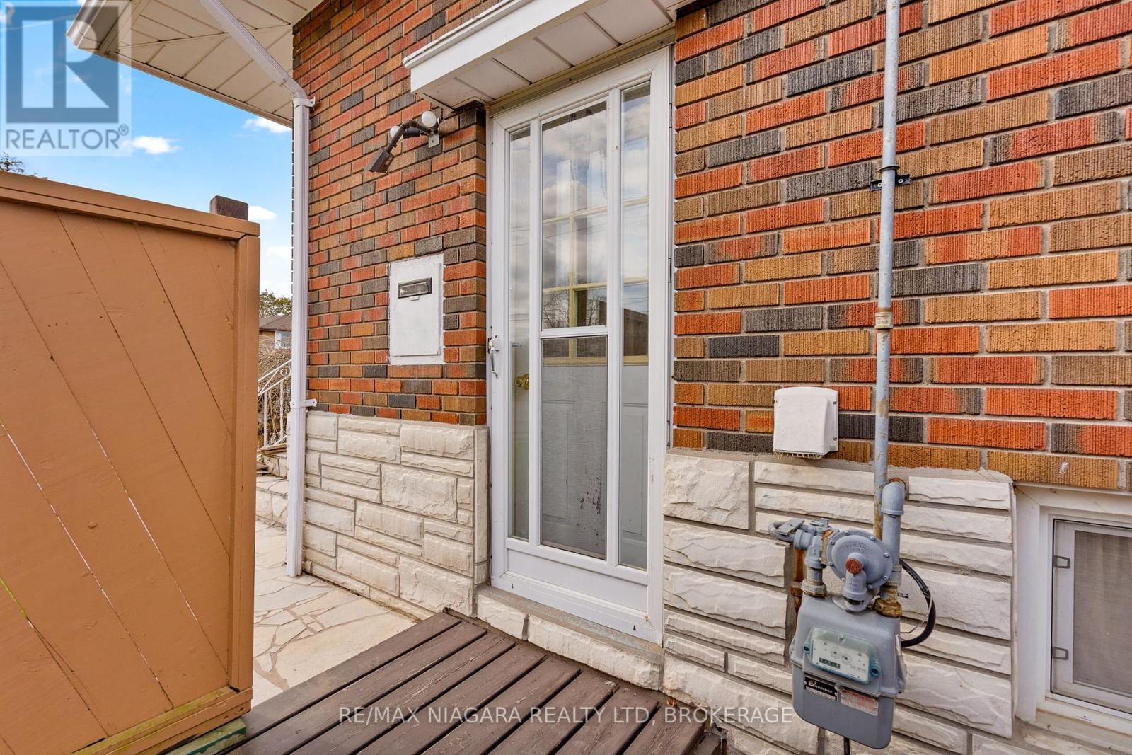 7 SOUTH CRESCENT - 8