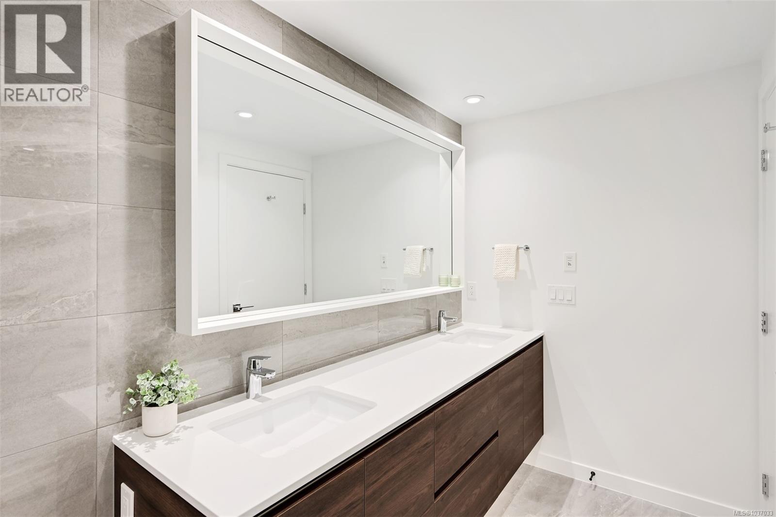 #204 363 Tyee Rd - 24