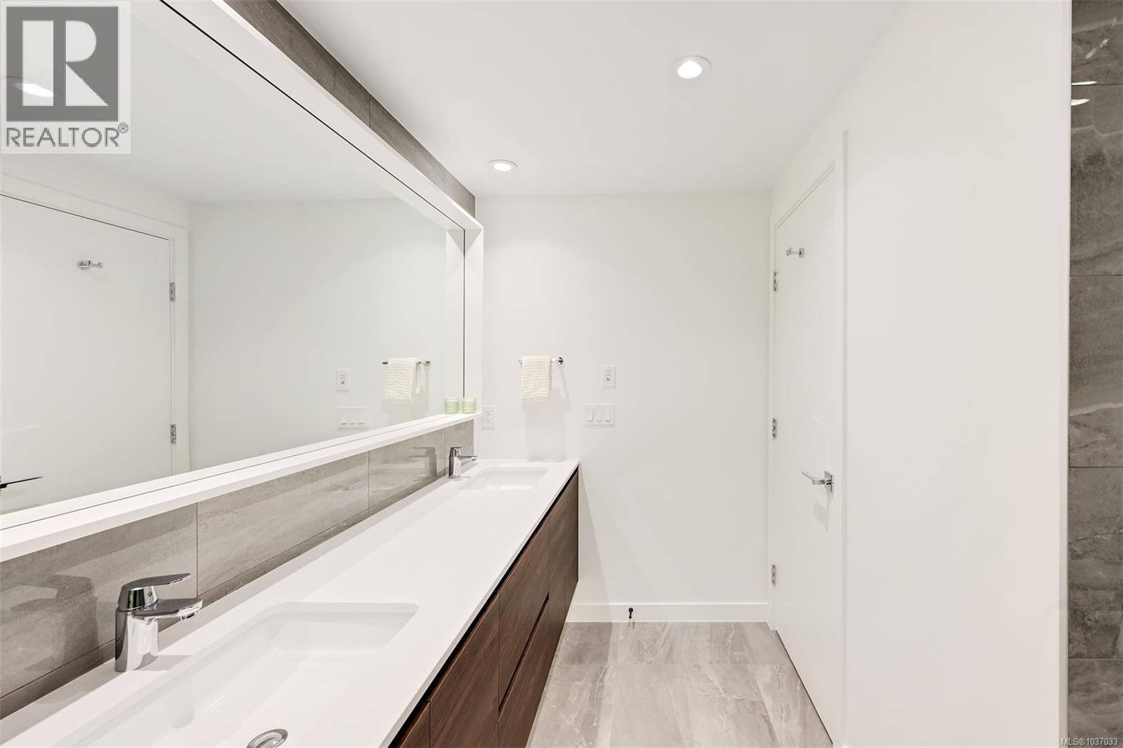 #204 363 Tyee Rd - 23