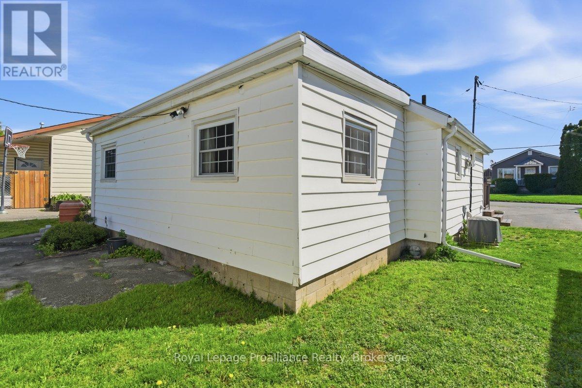 14 RAMSAY AVENUE - 40