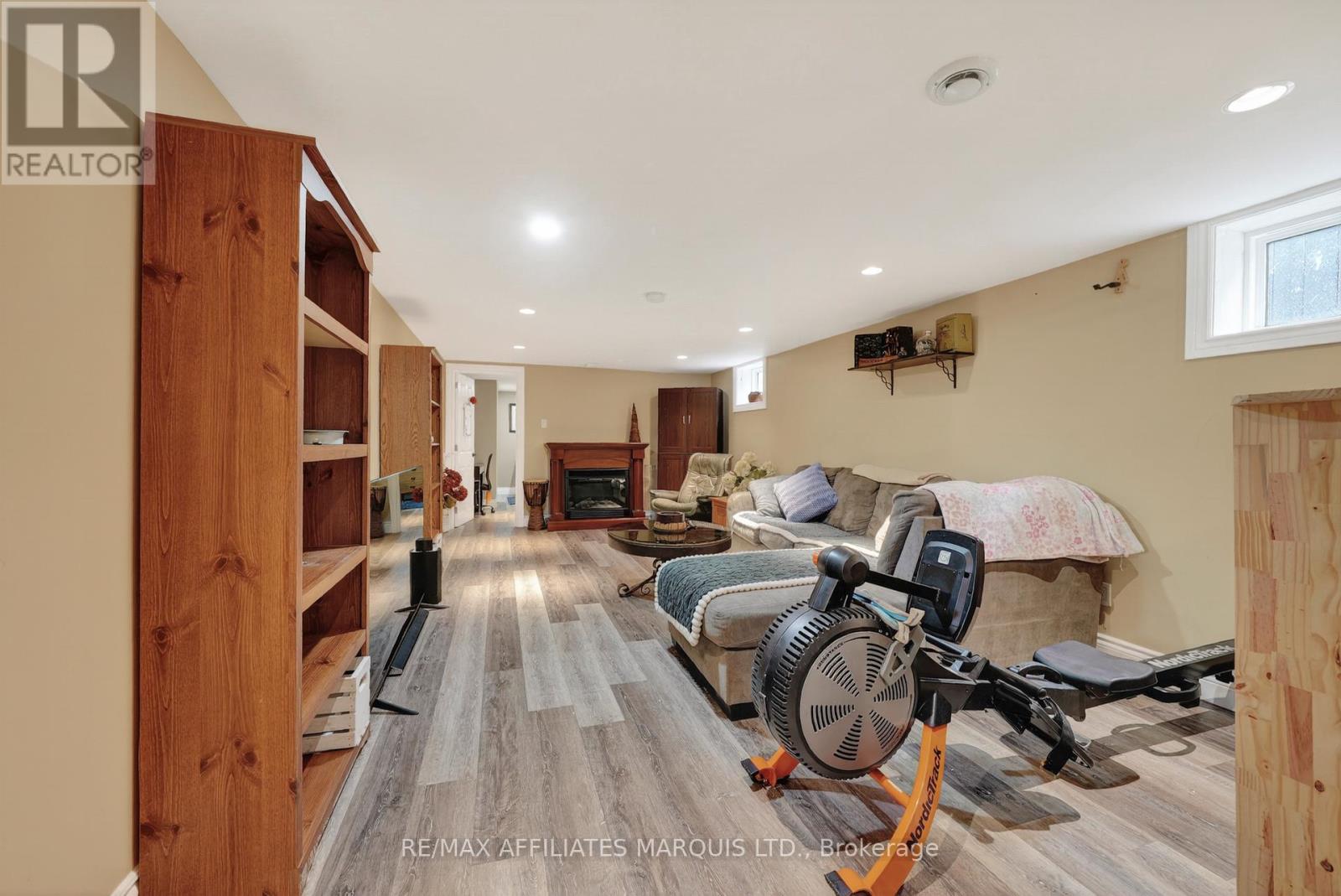 19 DUNBAR AVENUE - 20