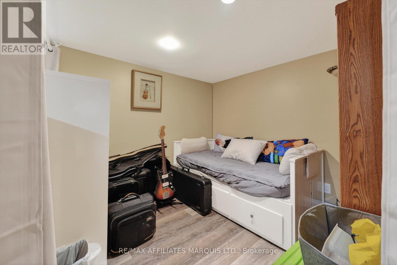 19 DUNBAR AVENUE - 25
