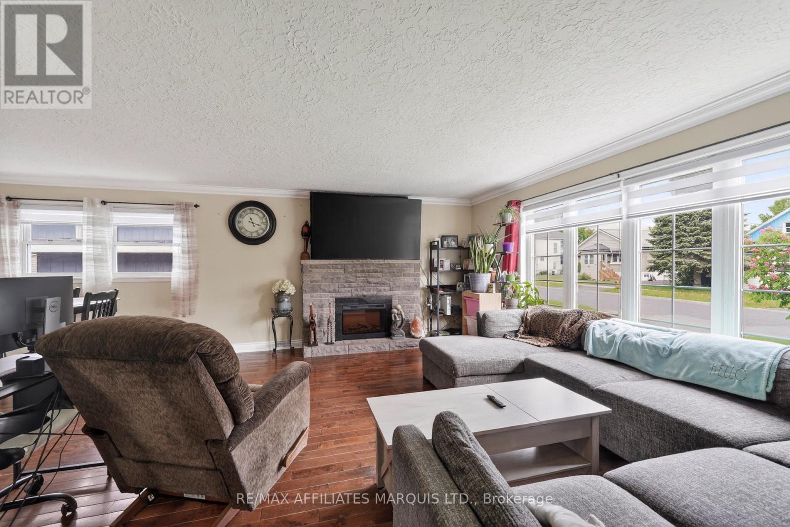 19 DUNBAR AVENUE - 6