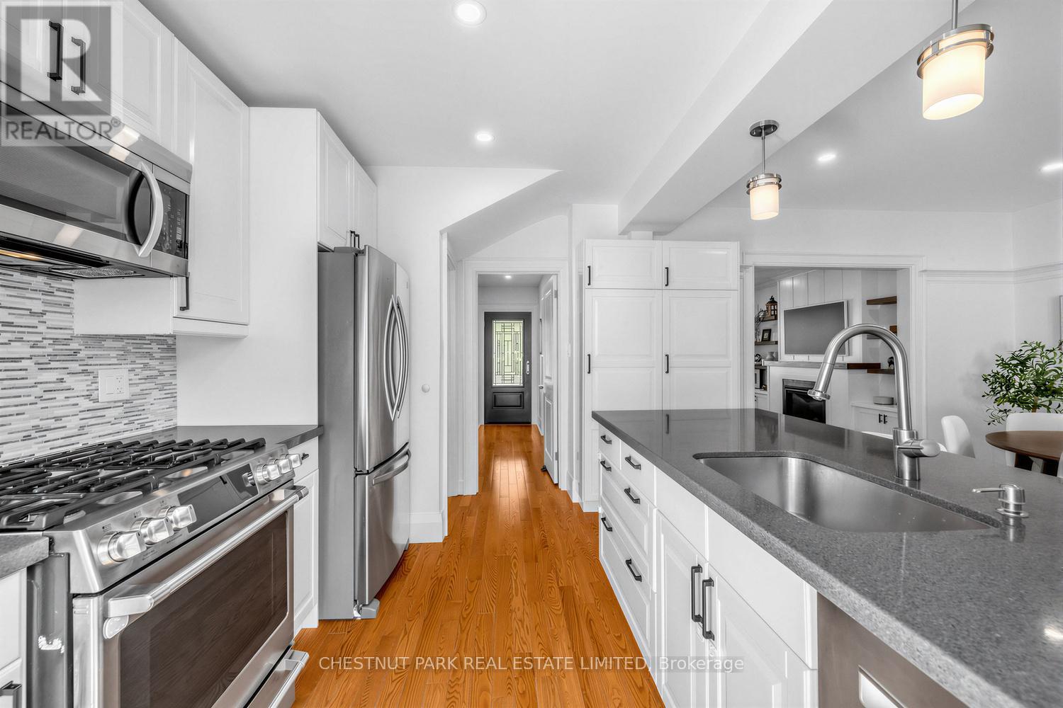 29 ELVINA GARDENS - 11