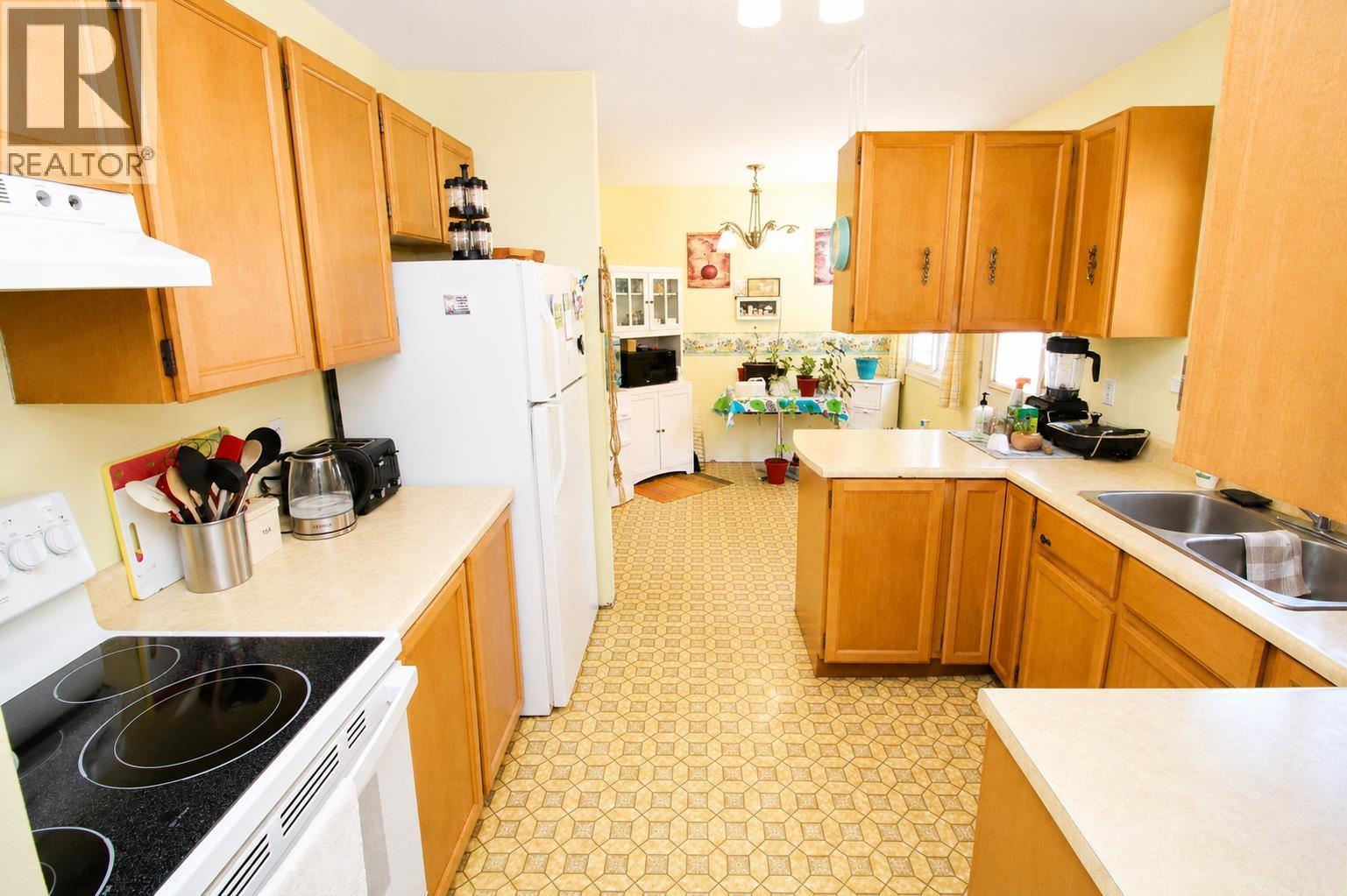 3865 OMINECA CRESCENT - 10