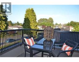 4222 Gilpin Crescent, Burnaby, BC V5G2K2 Photo 10