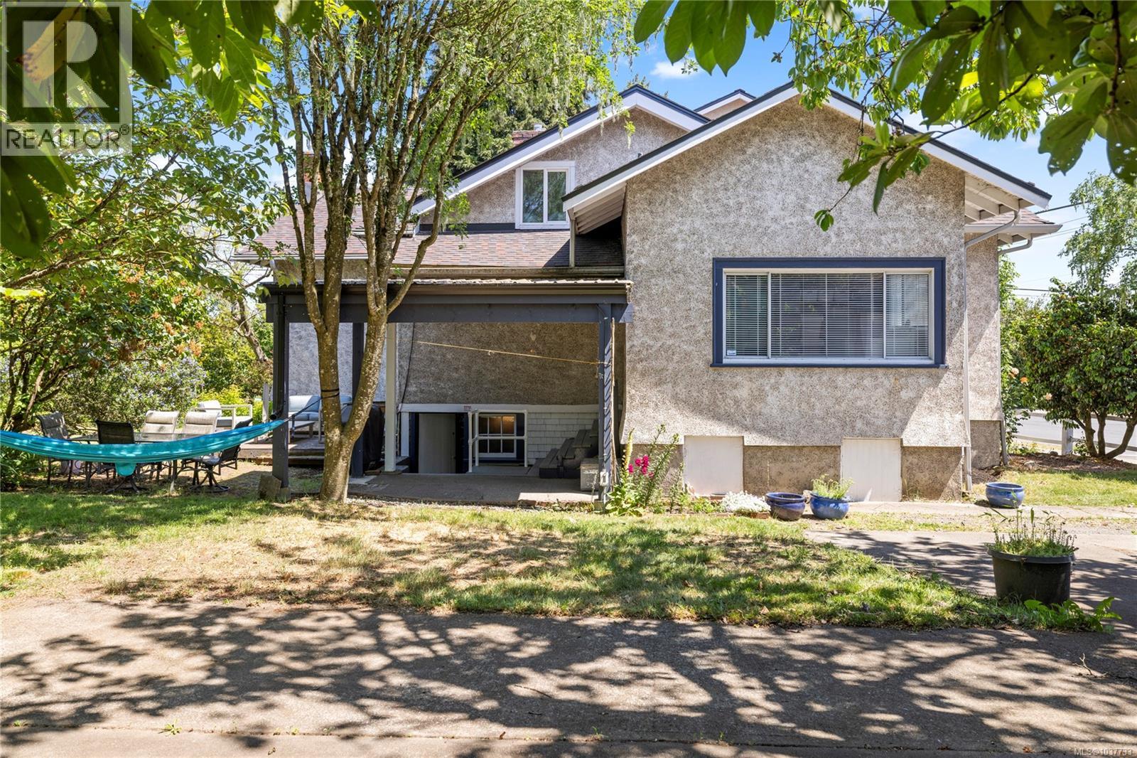 522 Victoria Rd - 1