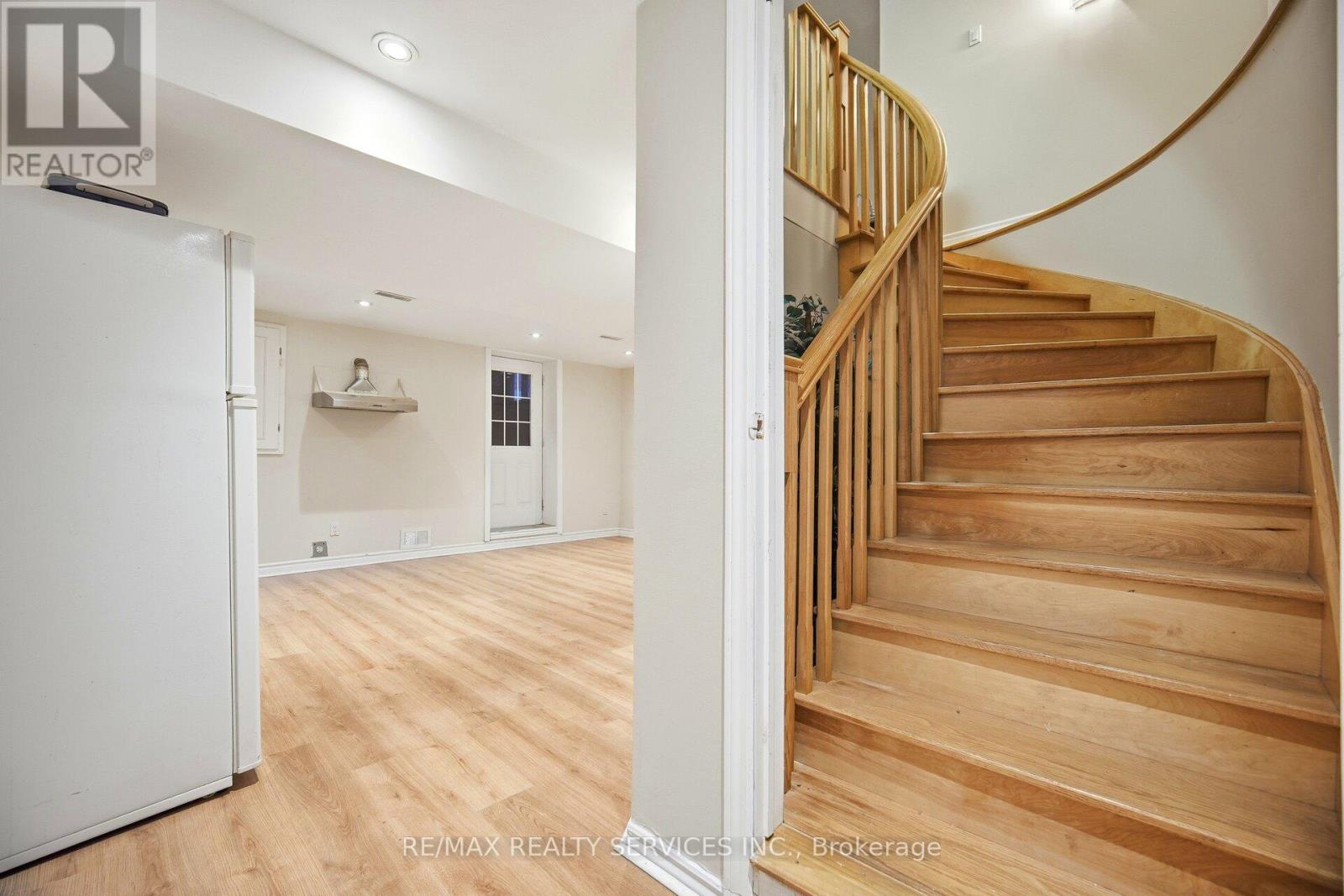 514 GROVE STREET E - 36