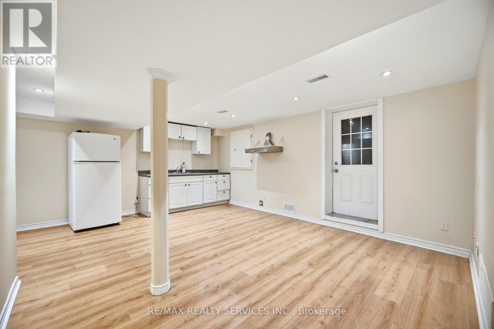 514 GROVE STREET E - 37