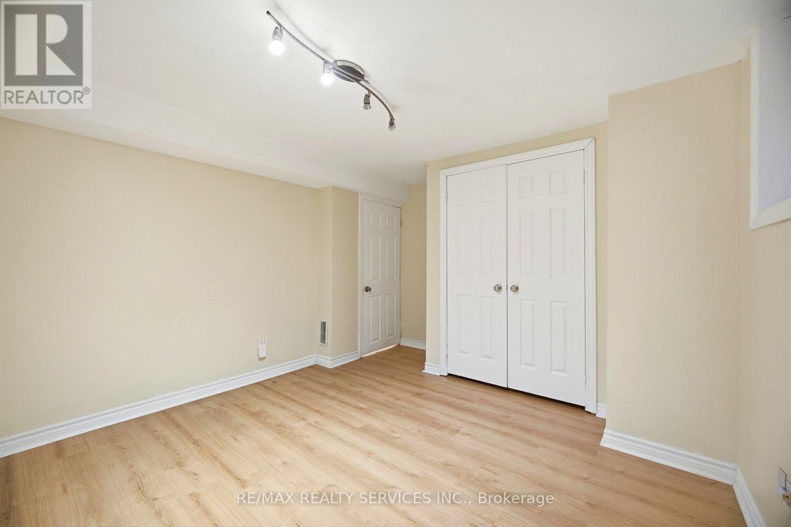 514 GROVE STREET E - 42