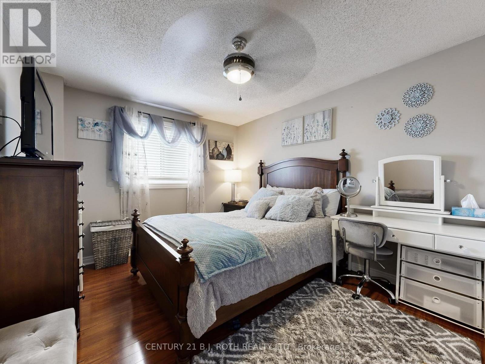 14 ROUND LEAF COURT - 25