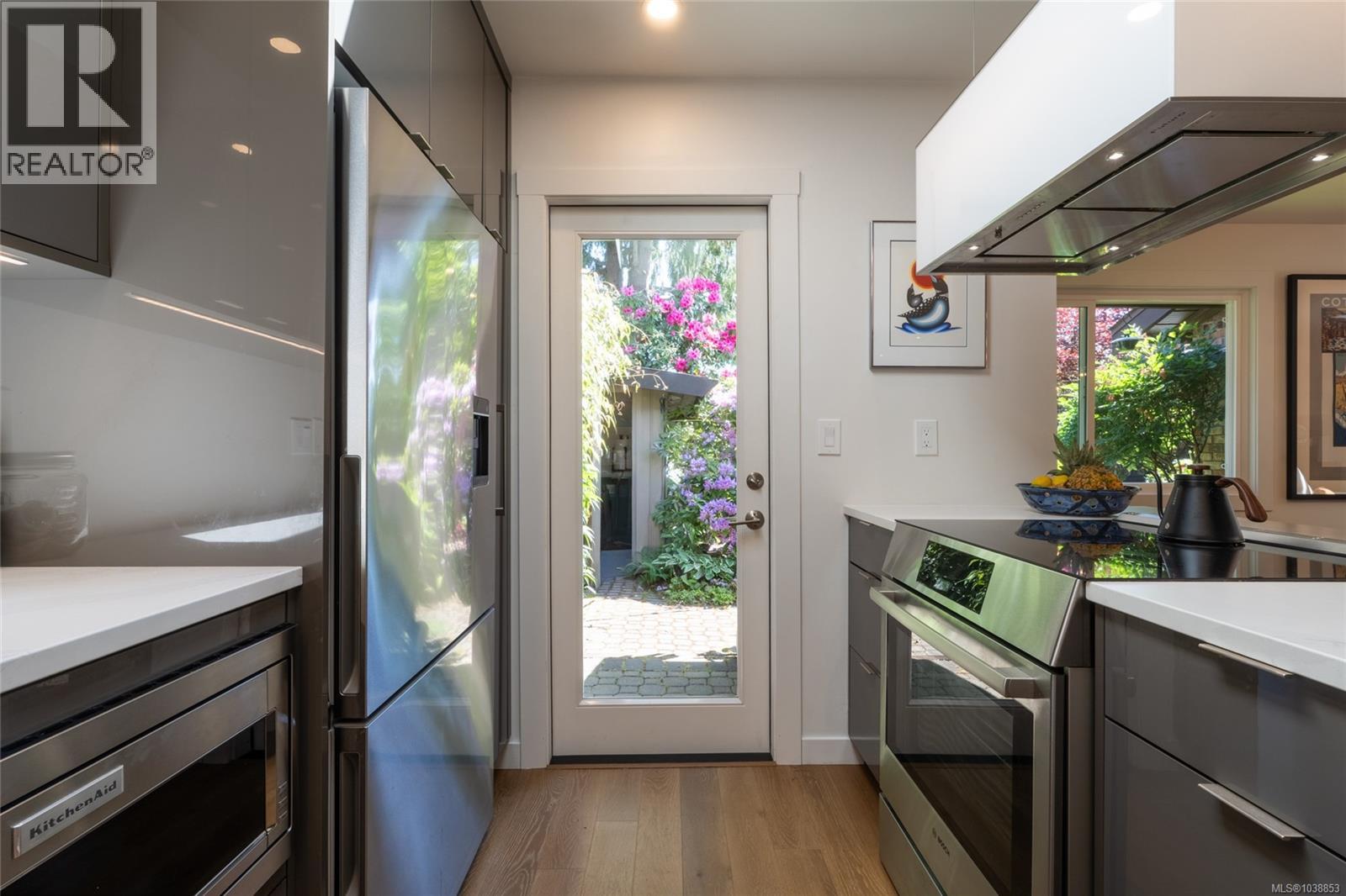 3 4056 Livingstone Avenue North, Saanich