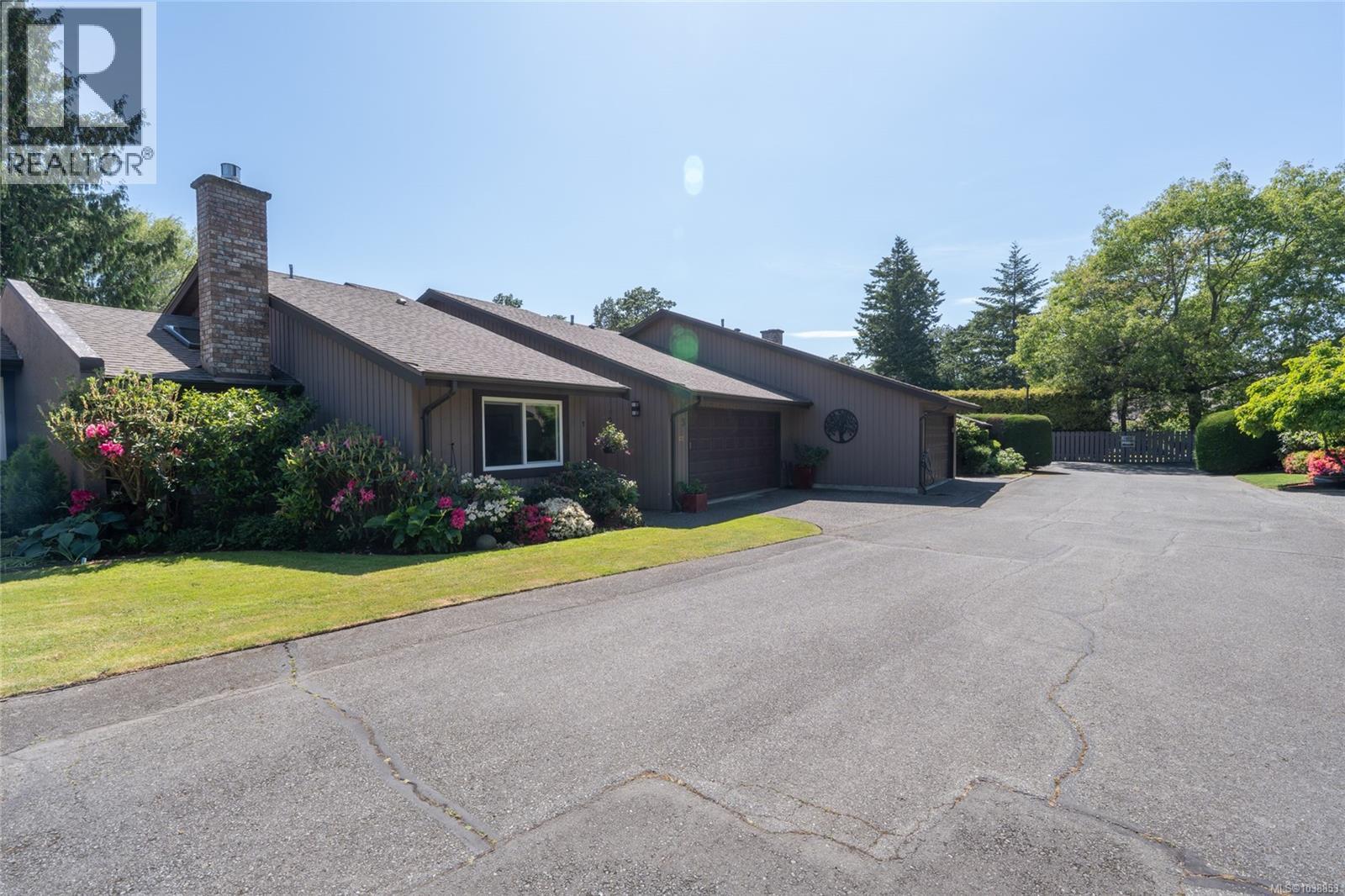 3 4056 Livingstone Avenue North, Saanich
