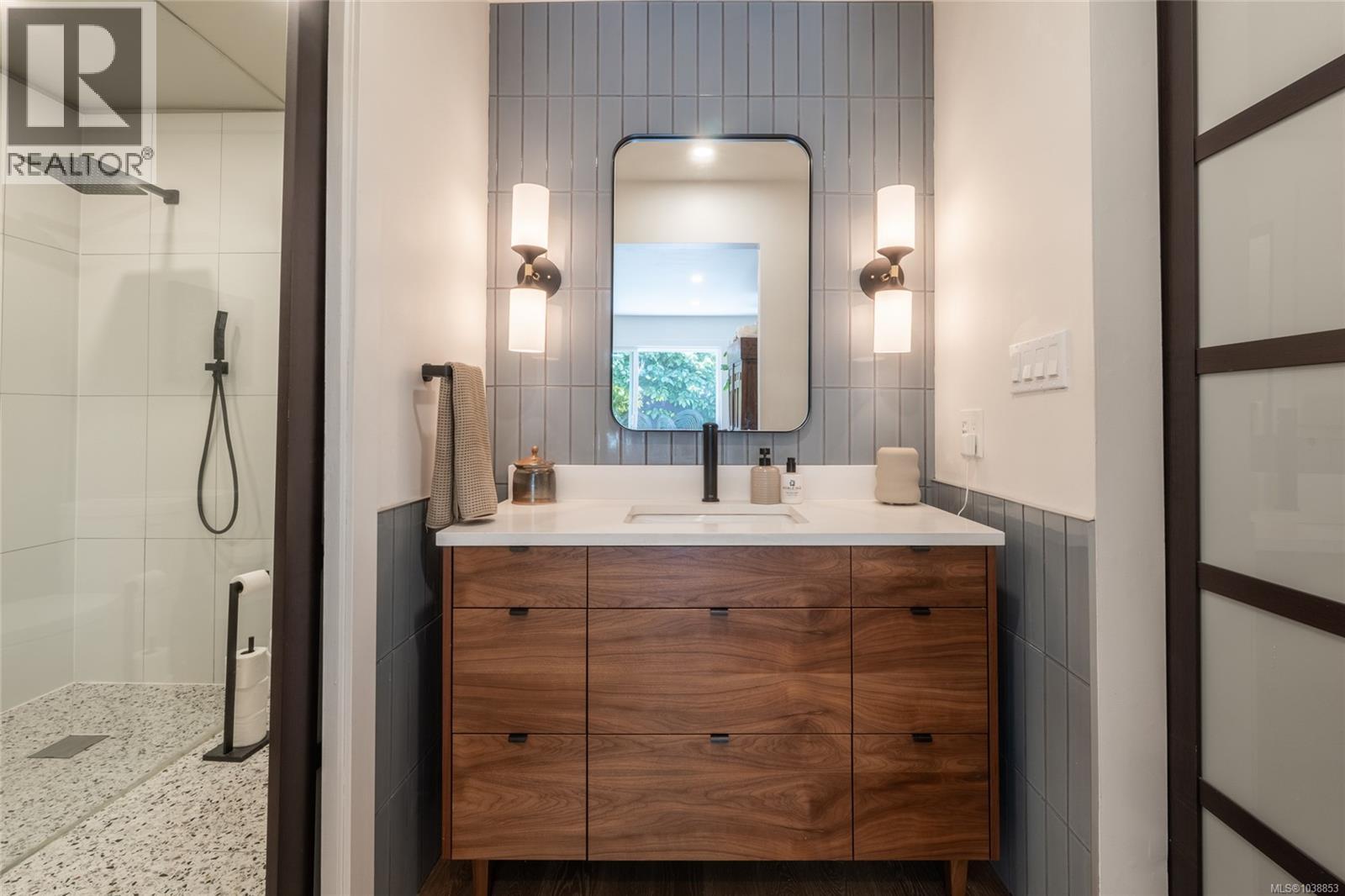 #3 4056 Livingstone Ave N - 18