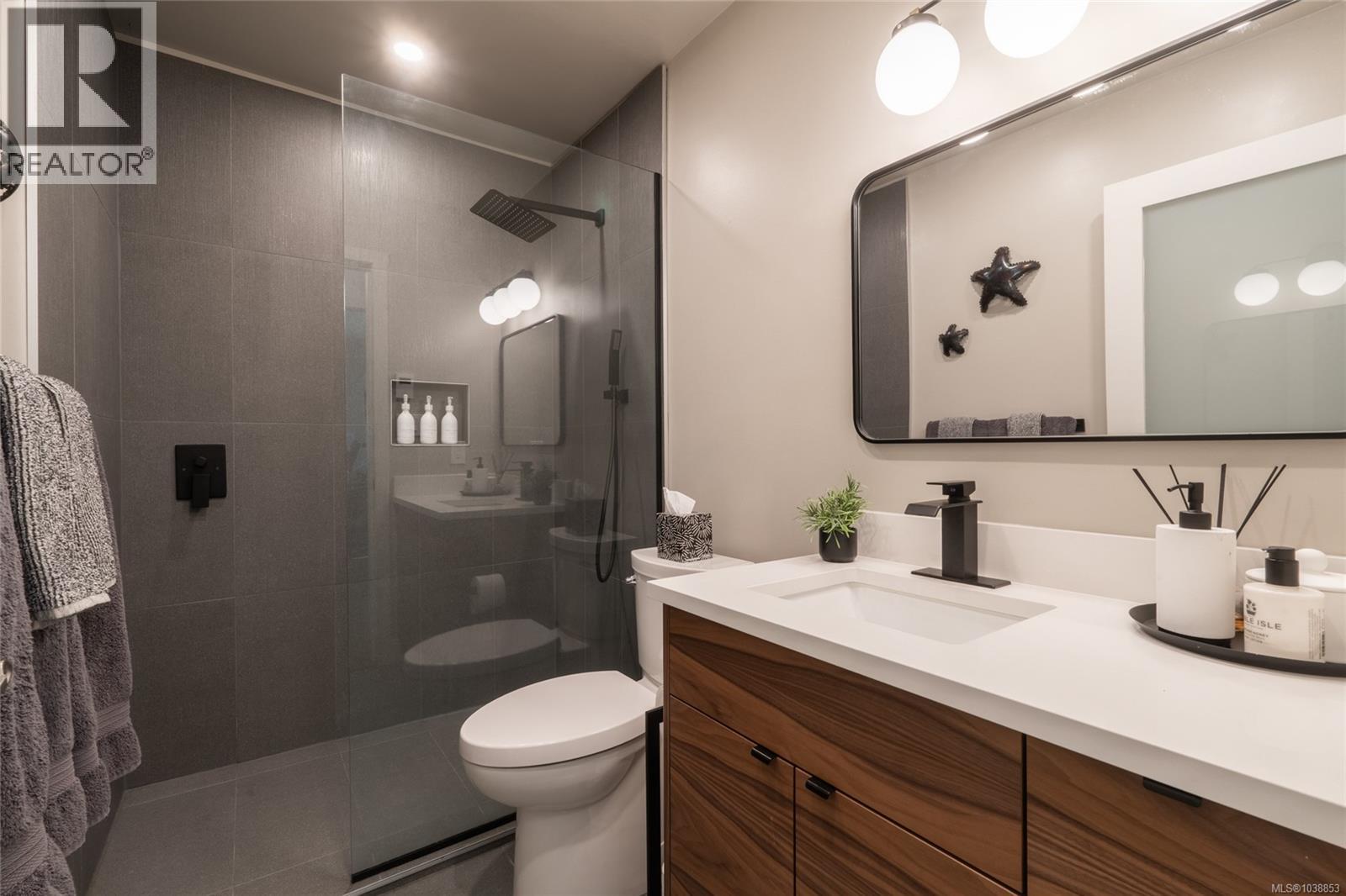 3 4056 Livingstone Avenue North, Saanich