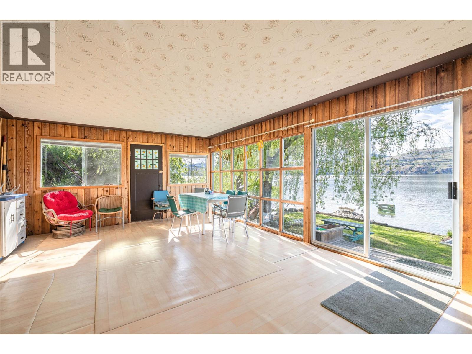5867 Cosens Bay Road - 9