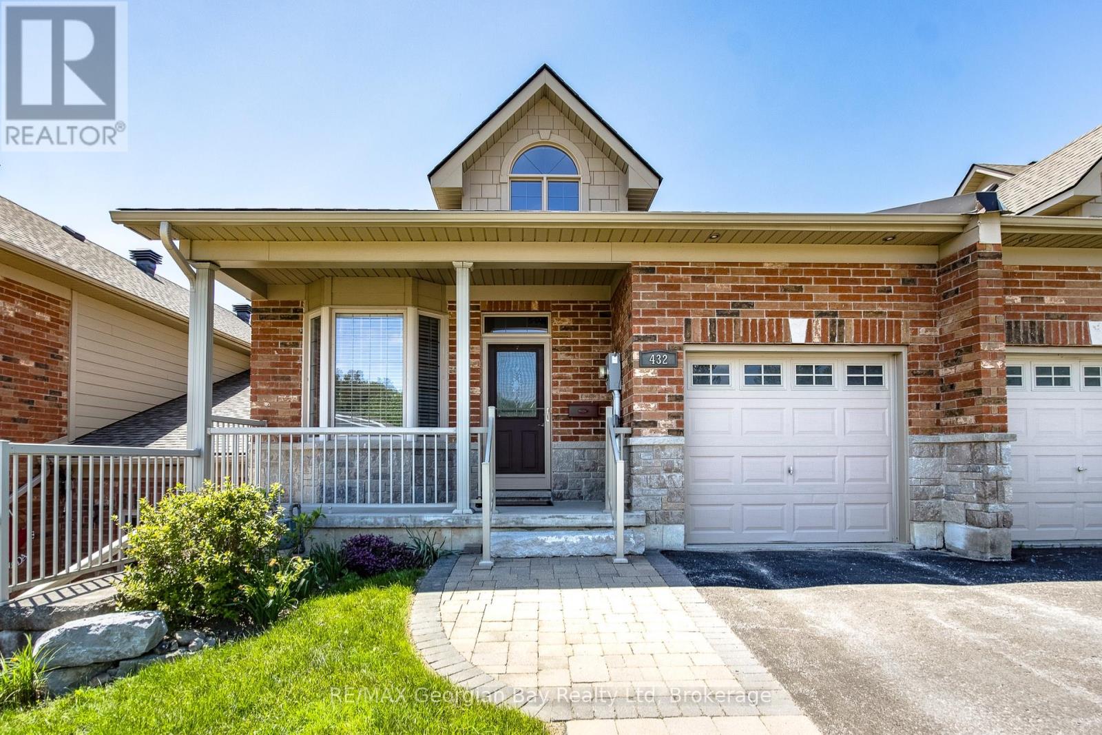 432 SHEWFELT CRESCENT - 1