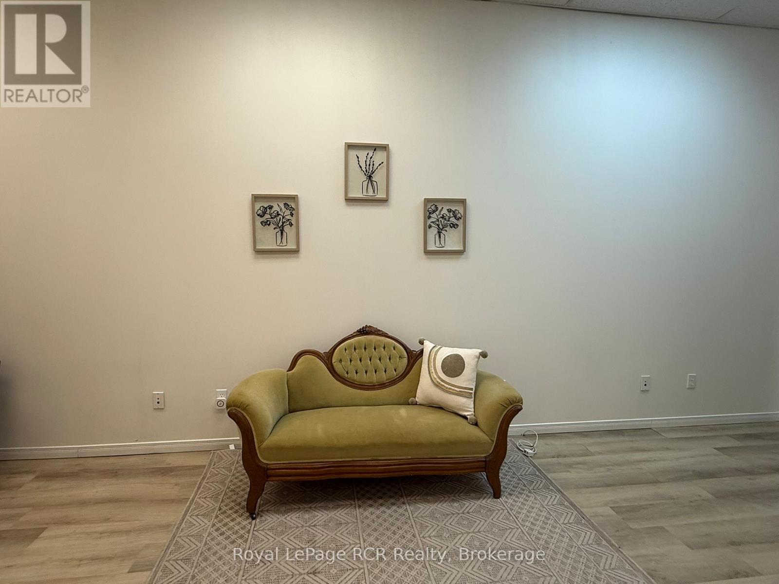 105 GARAFRAXA STREET S - 8