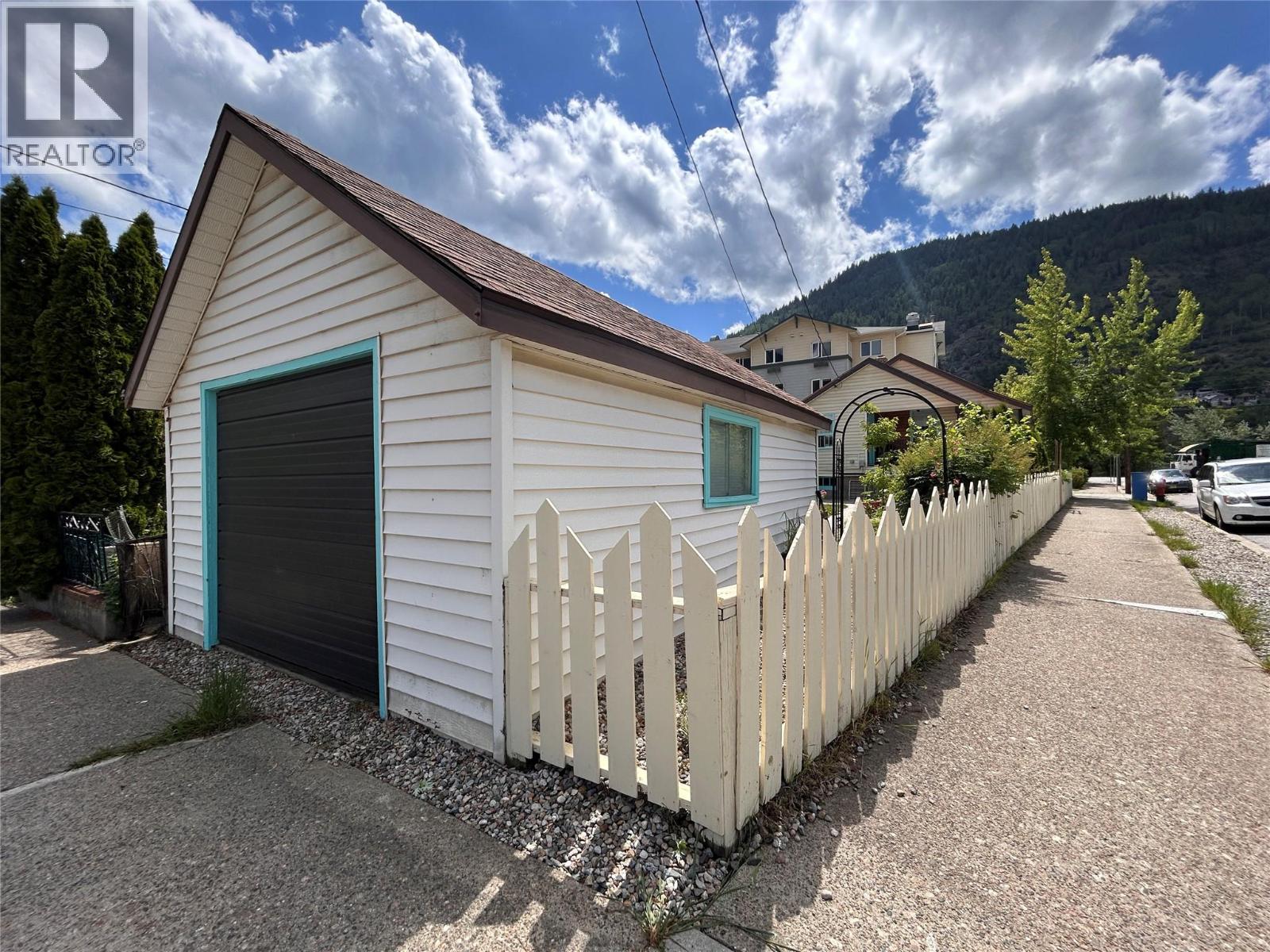 1350 Main Street, Trail