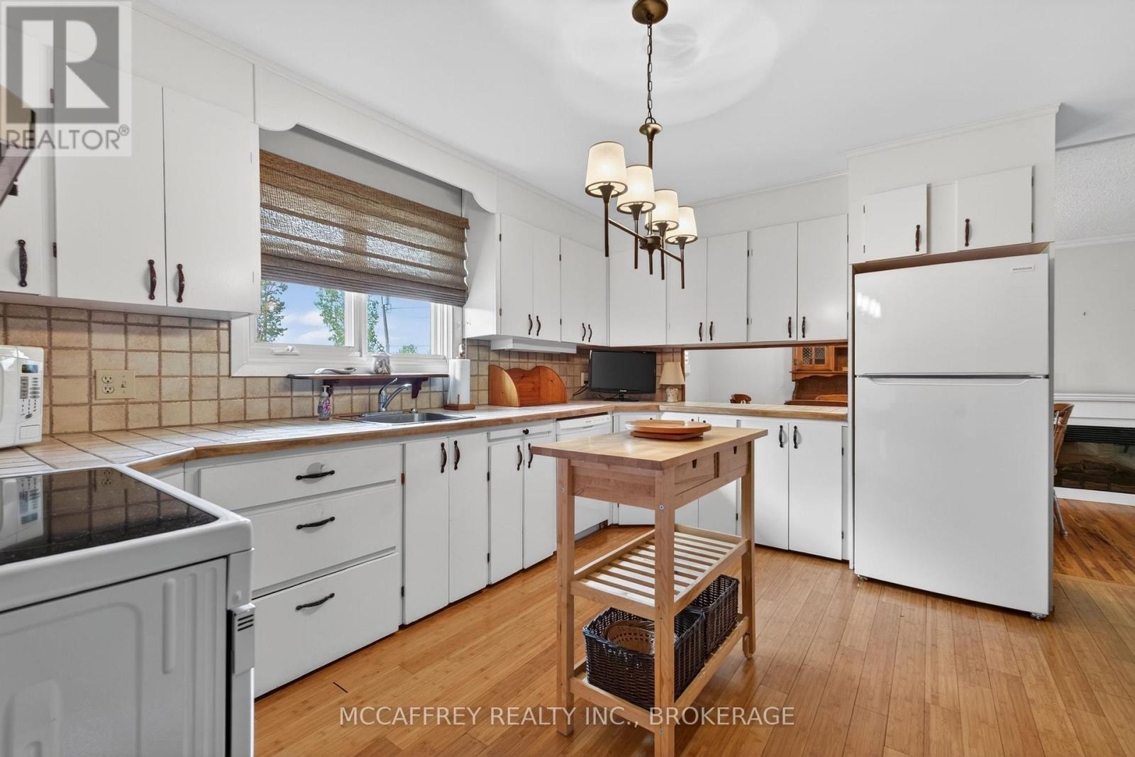 164 VANLUVEN ROAD - 12