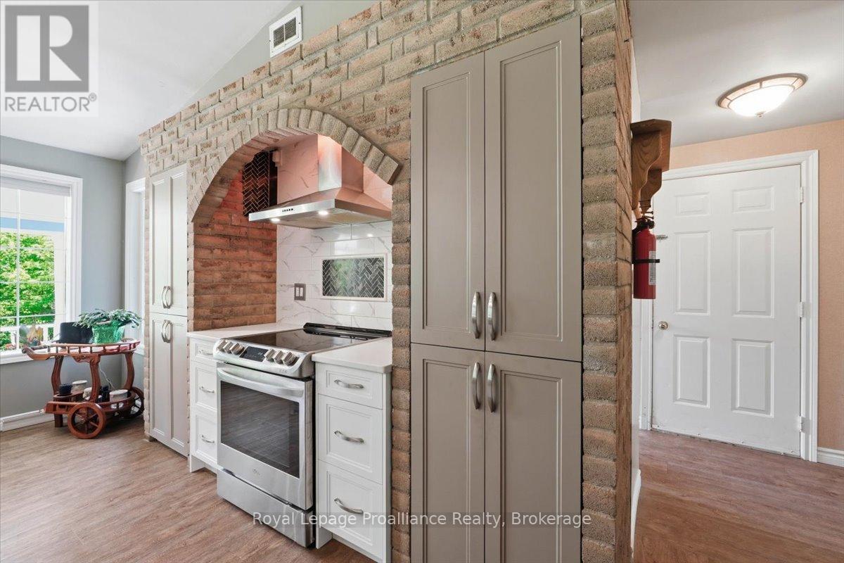 33 WOODRIDGE DRIVE - 14