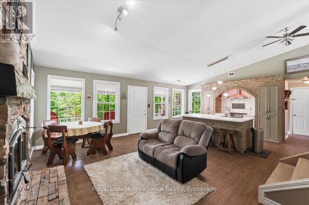 33 WOODRIDGE DRIVE - 18