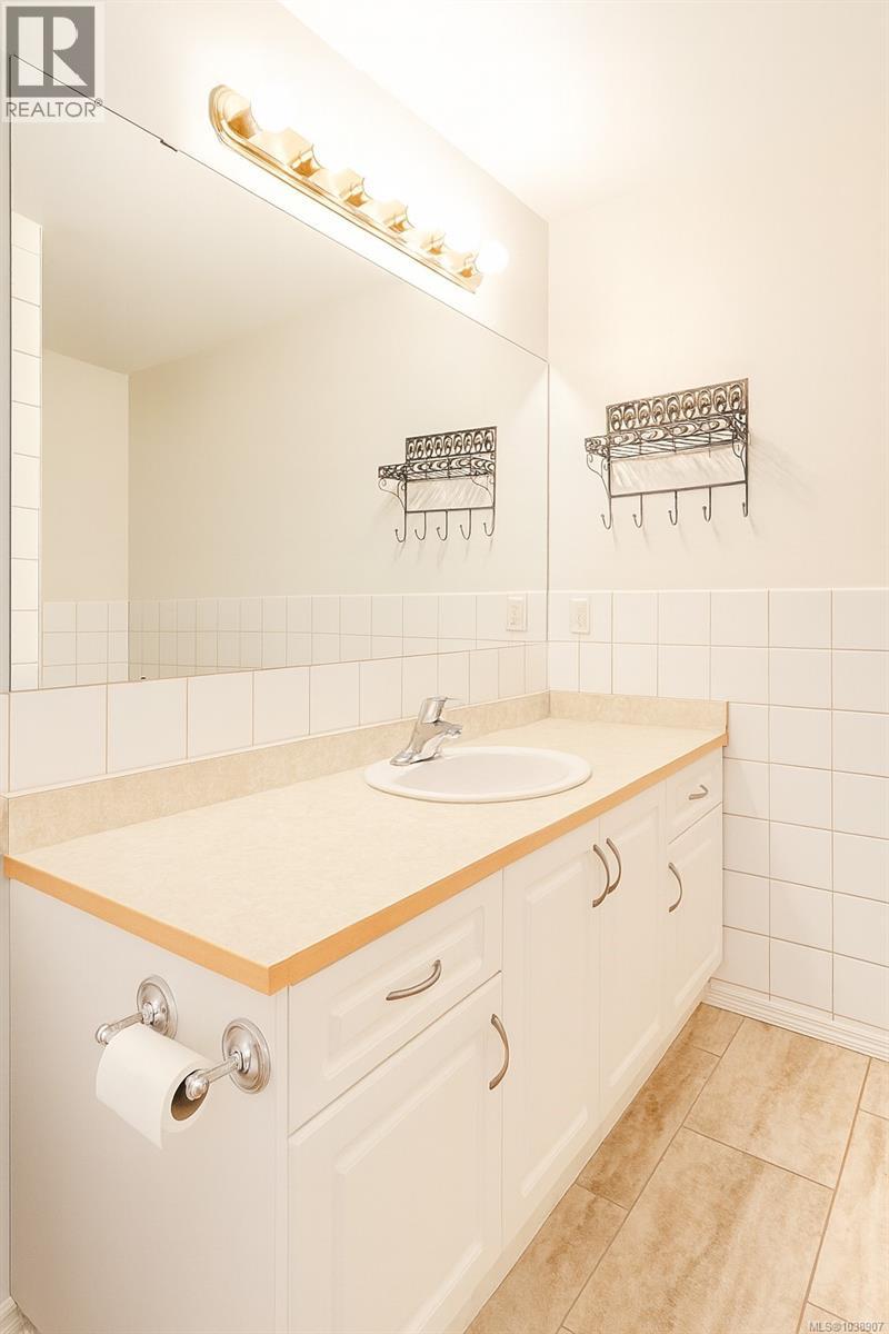 #207 2568 Dingwall St - 21