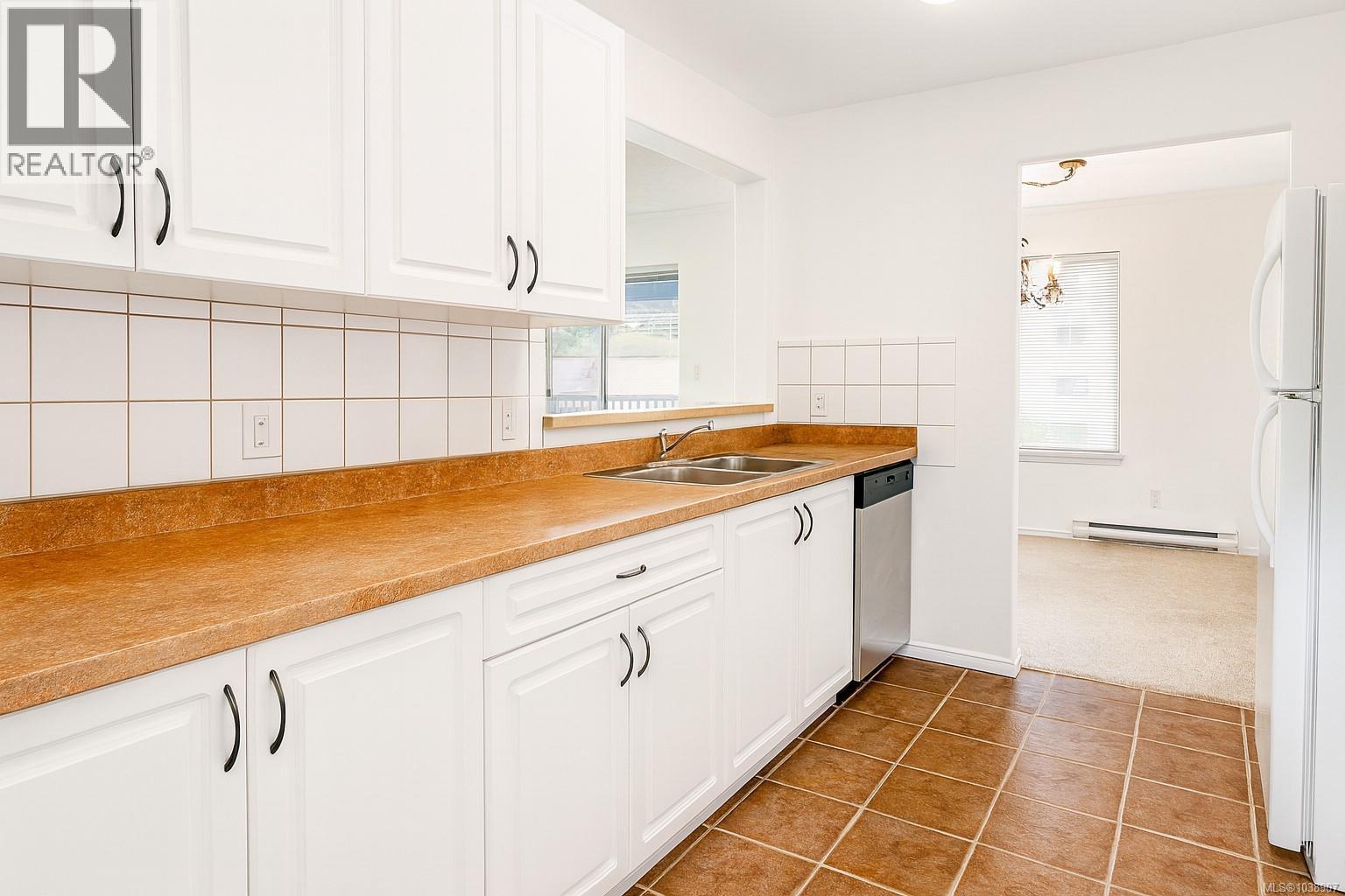 #207 2568 Dingwall St - 4
