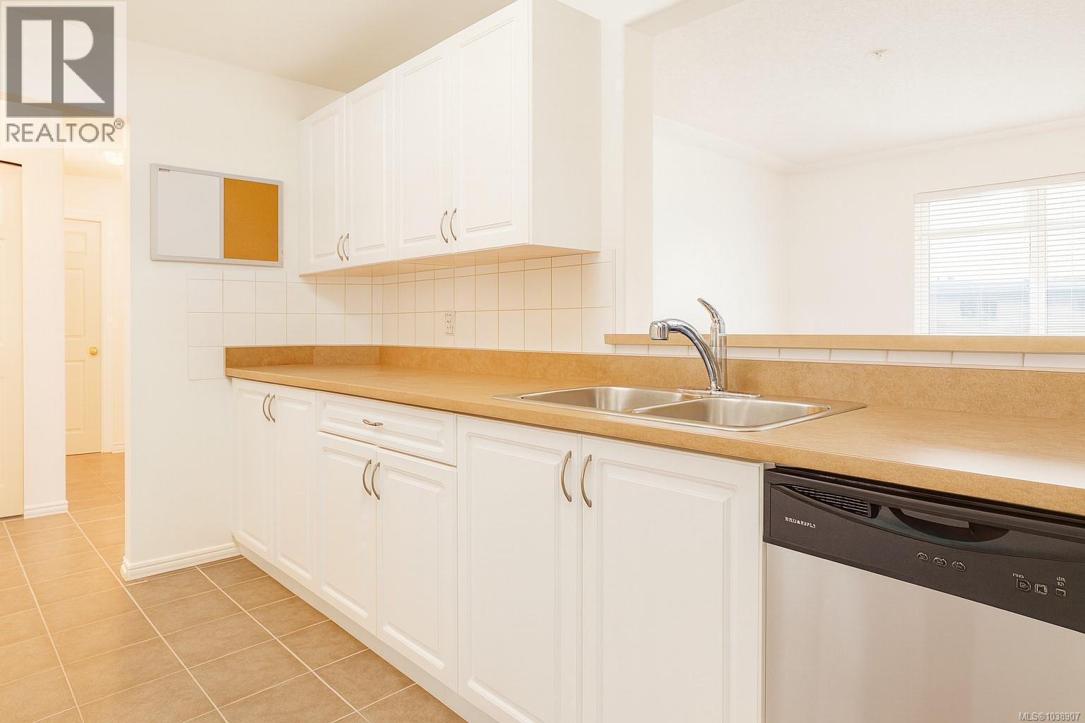 #207 2568 Dingwall St - 5