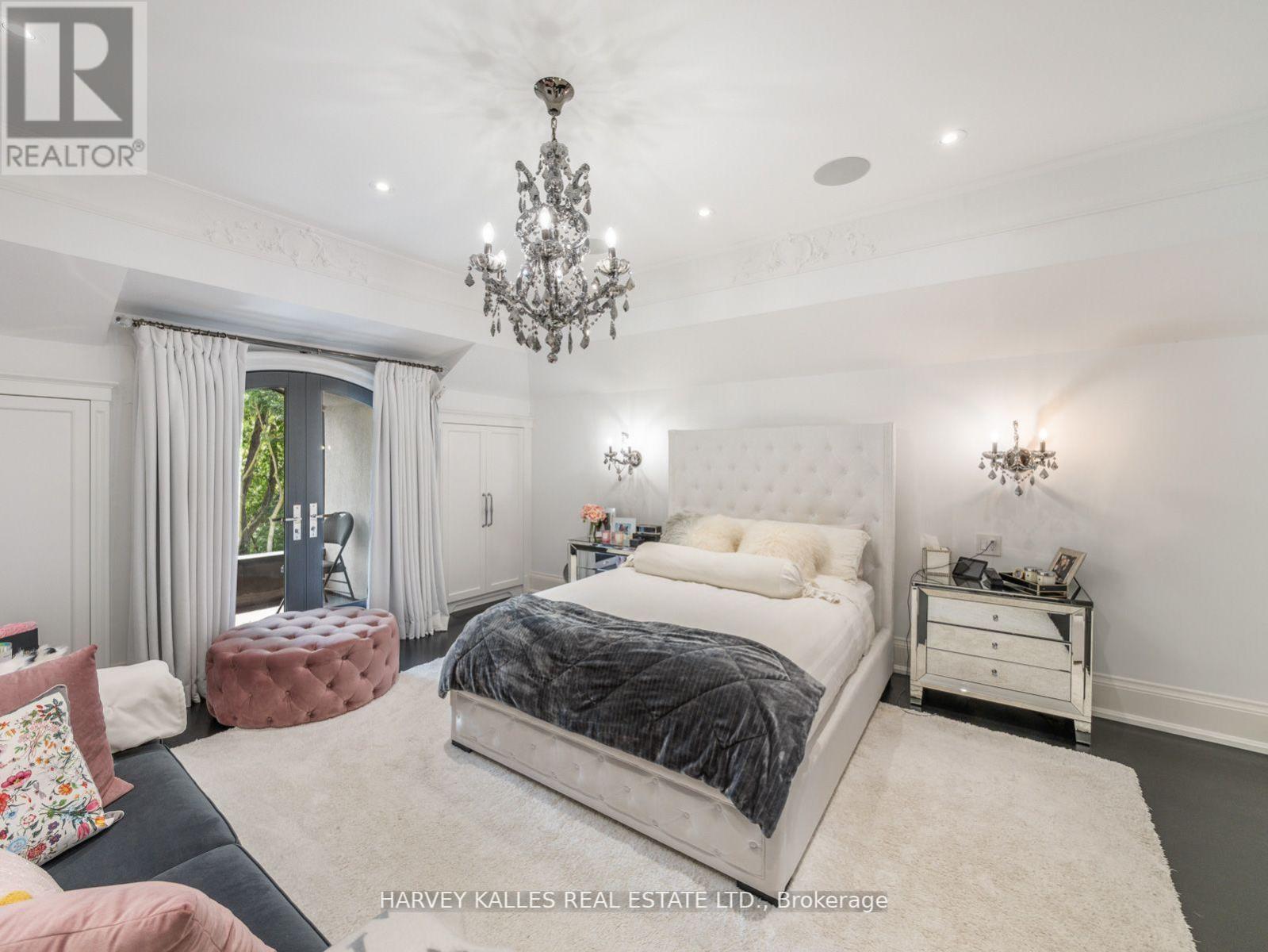 327 CORTLEIGH BOULEVARD - 26