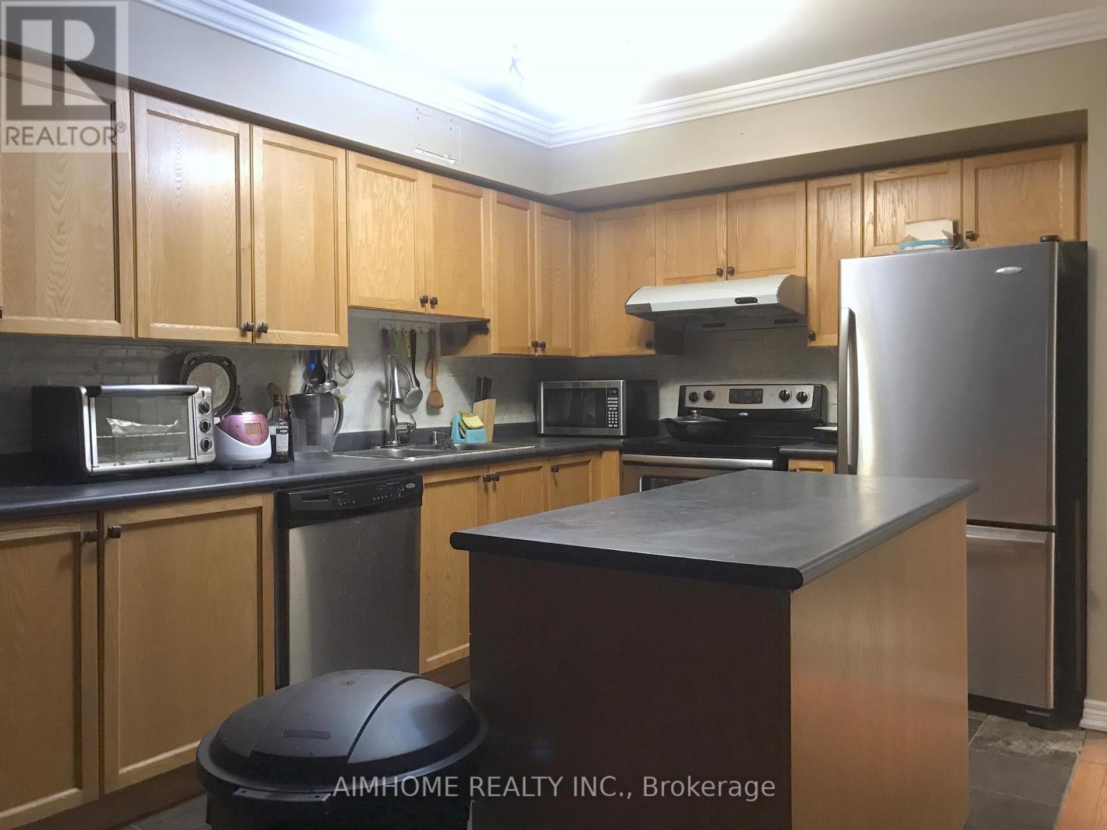 30 - 800 DUNDAS STREET W