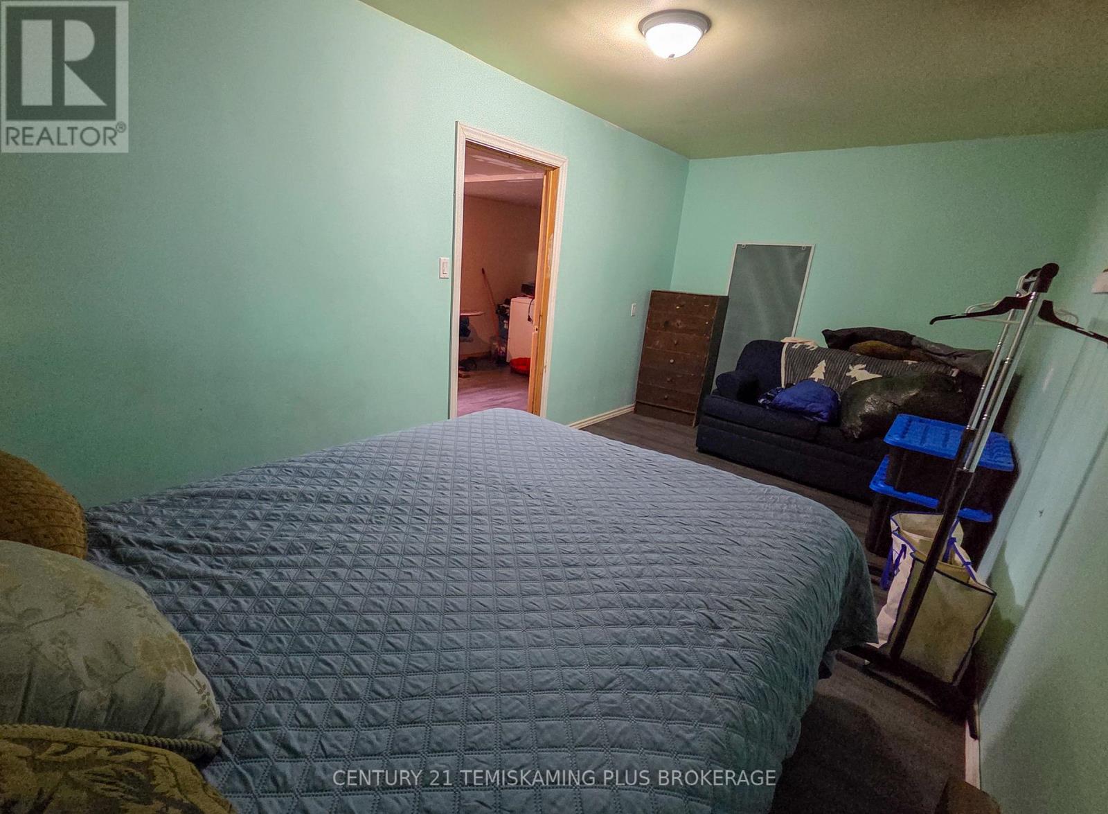 488011 CHAMBERLAIN 6 ROAD - 30