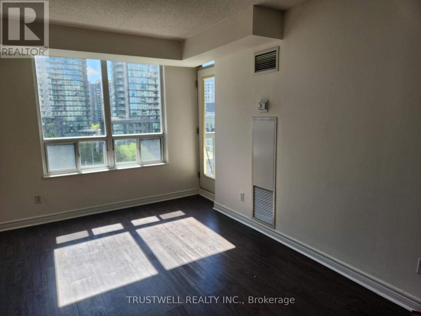 Listing photo of 1015 - 28 EMPRESS AVENUE