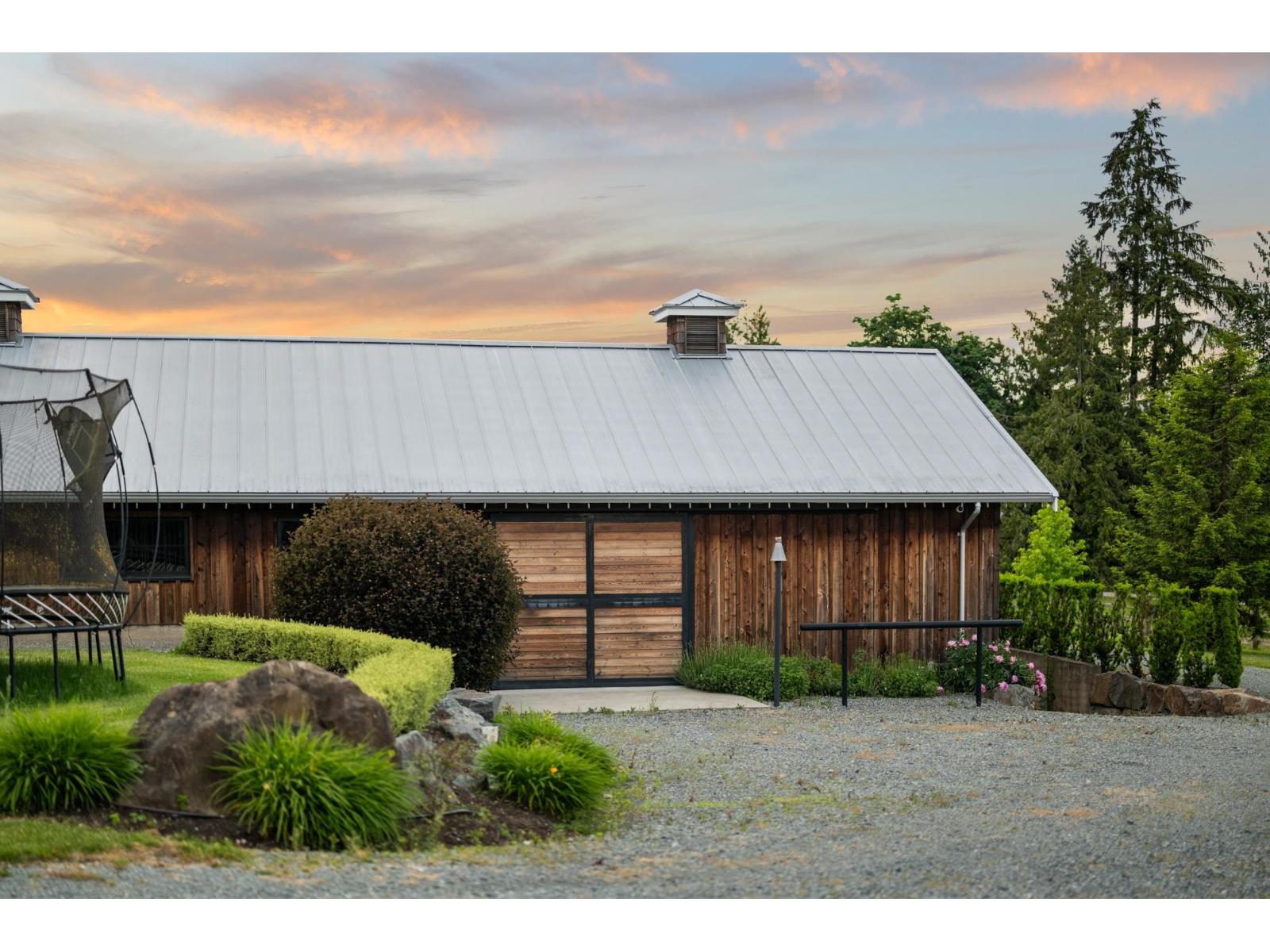 House in Langley - Image 16