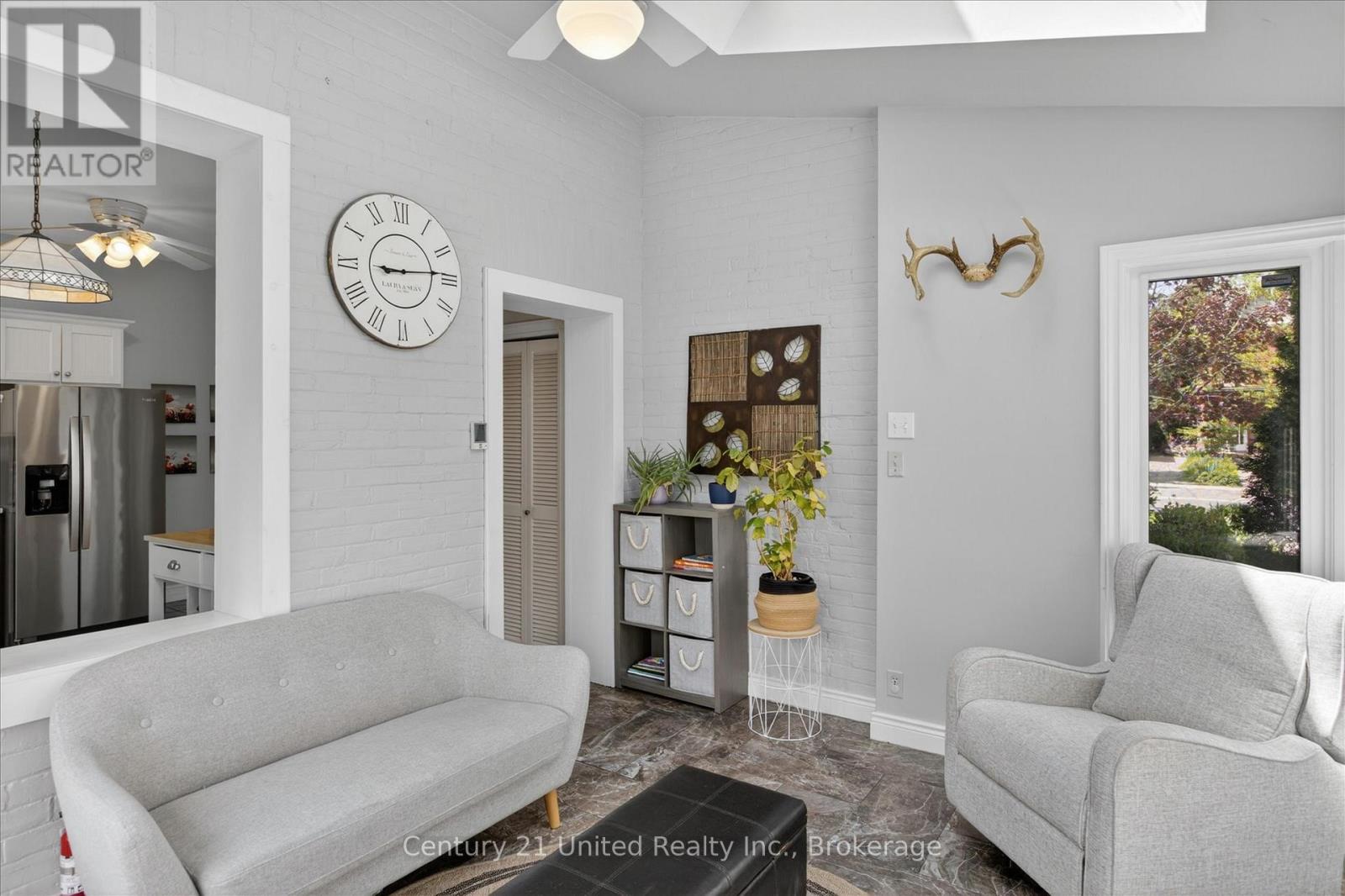 587 GILMOUR STREET - 18