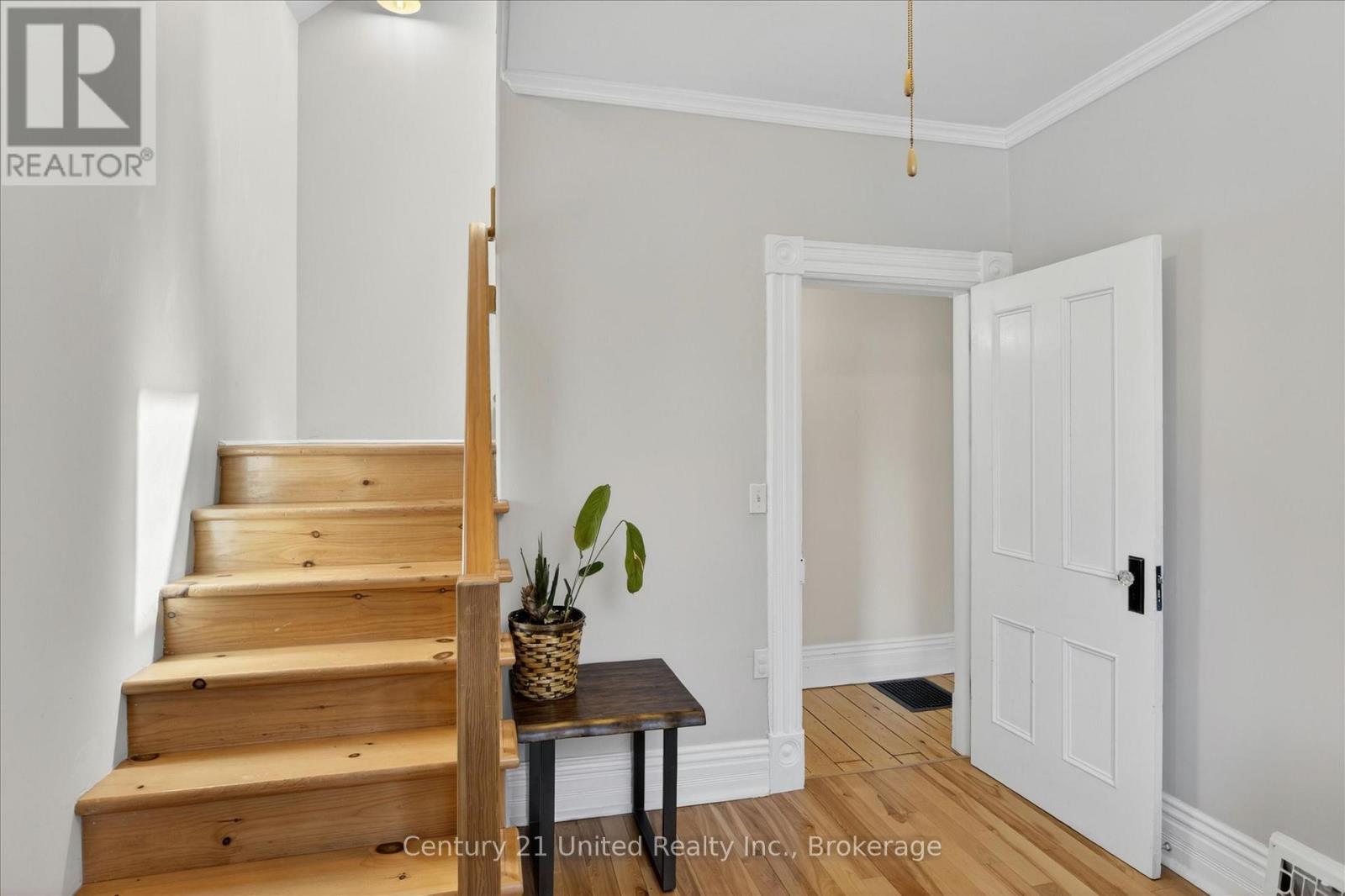 587 GILMOUR STREET - 27