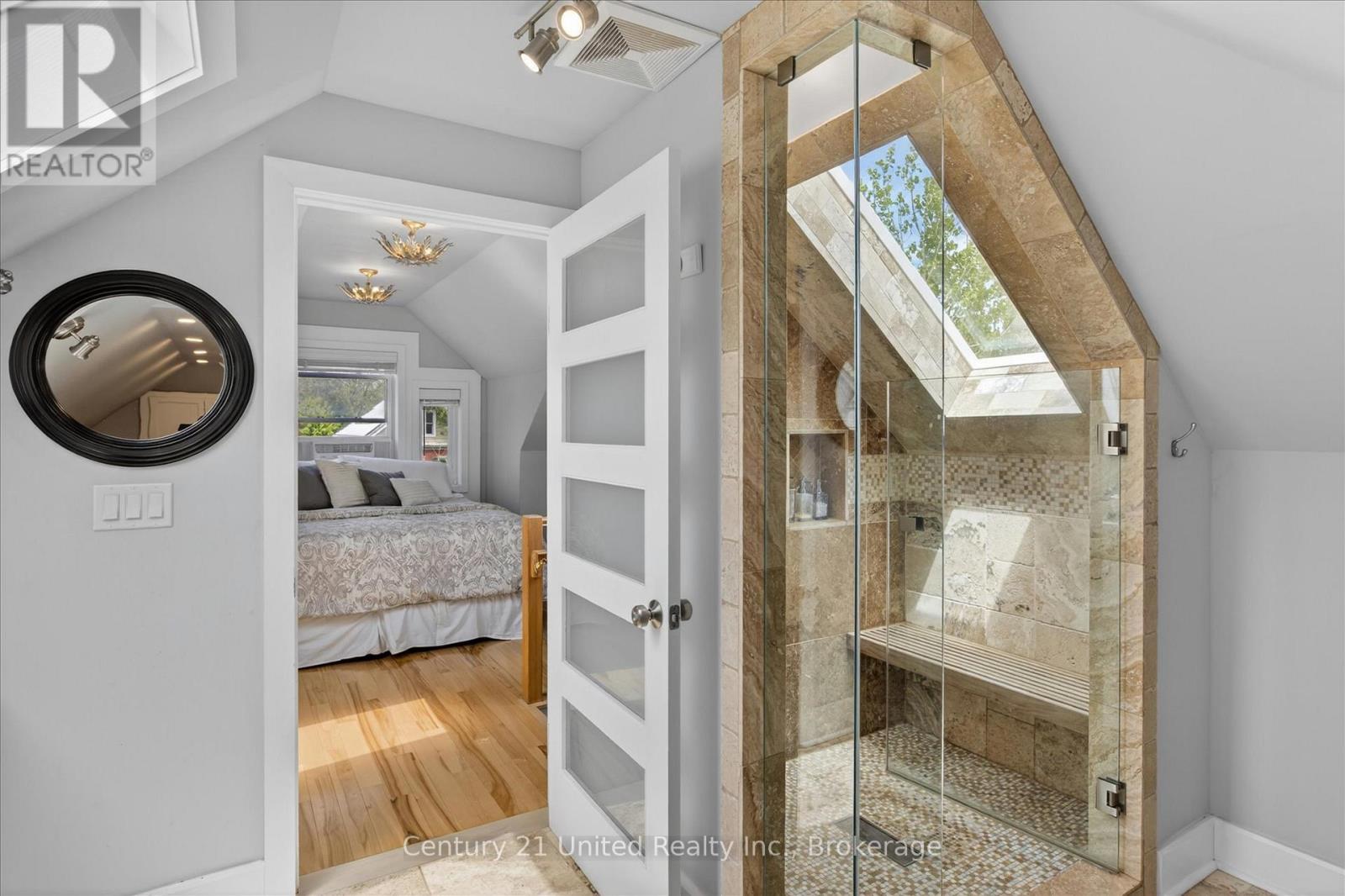 587 GILMOUR STREET - 32