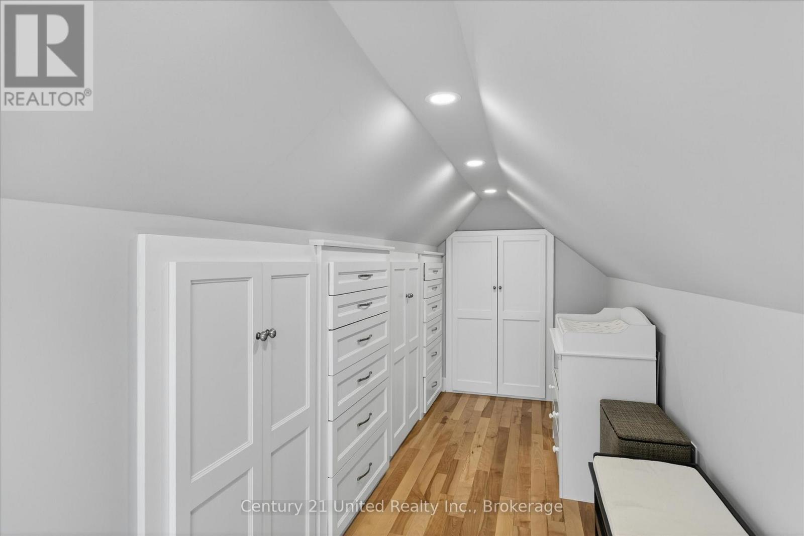587 GILMOUR STREET - 33