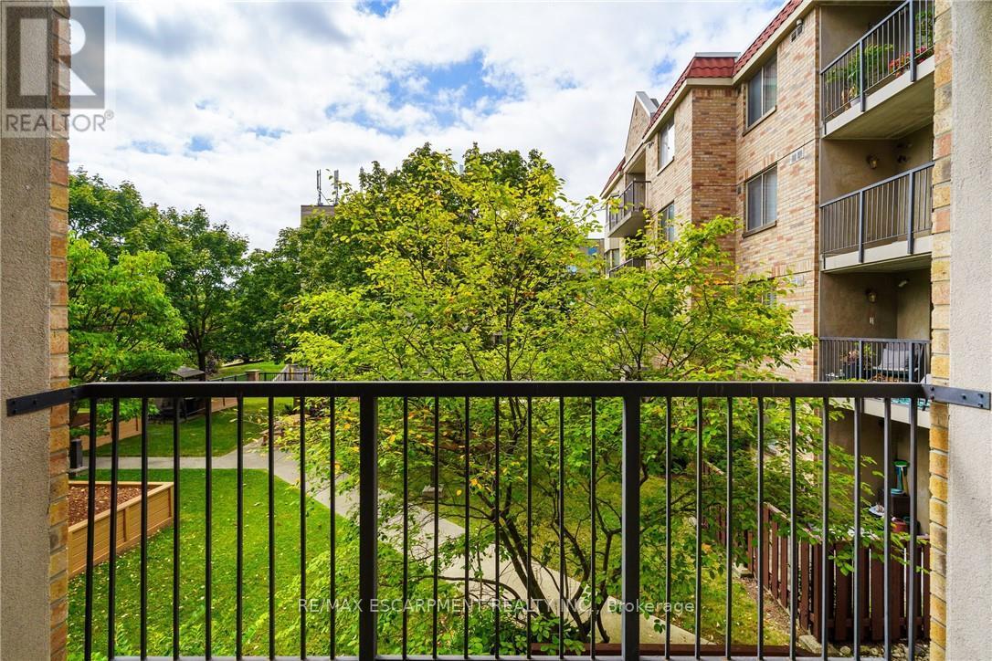 #211 3499 UPPER MIDDLE ROAD - 30