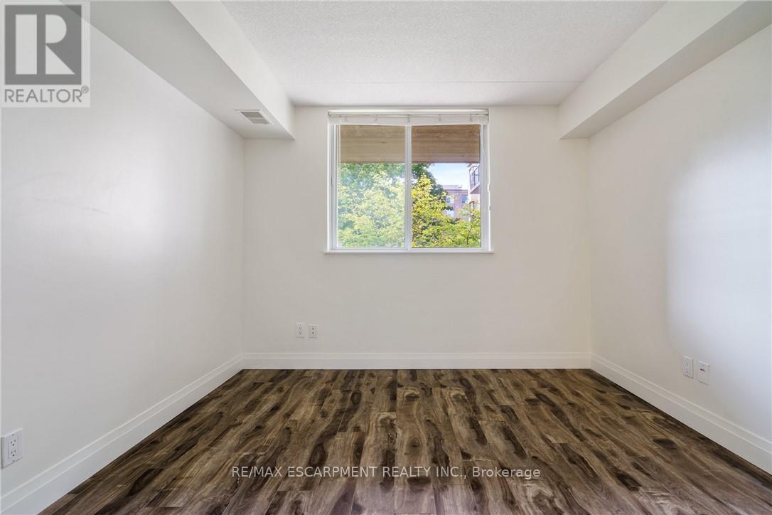 #211 3499 UPPER MIDDLE ROAD - 24