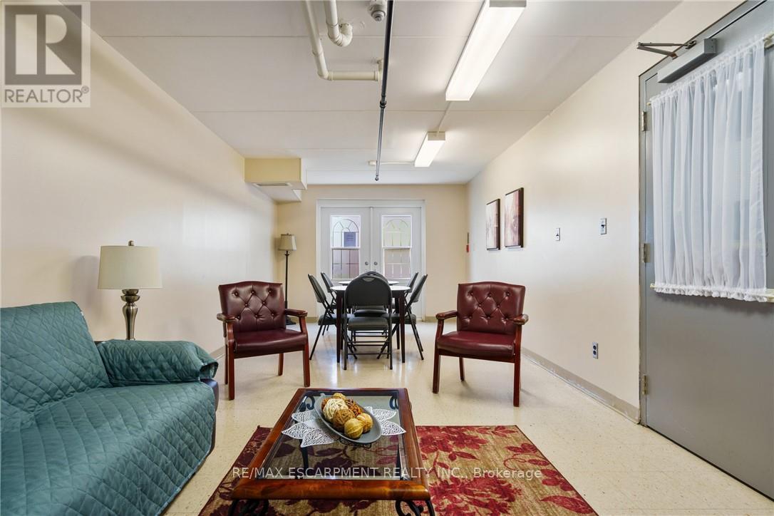 #211 3499 UPPER MIDDLE ROAD - 37
