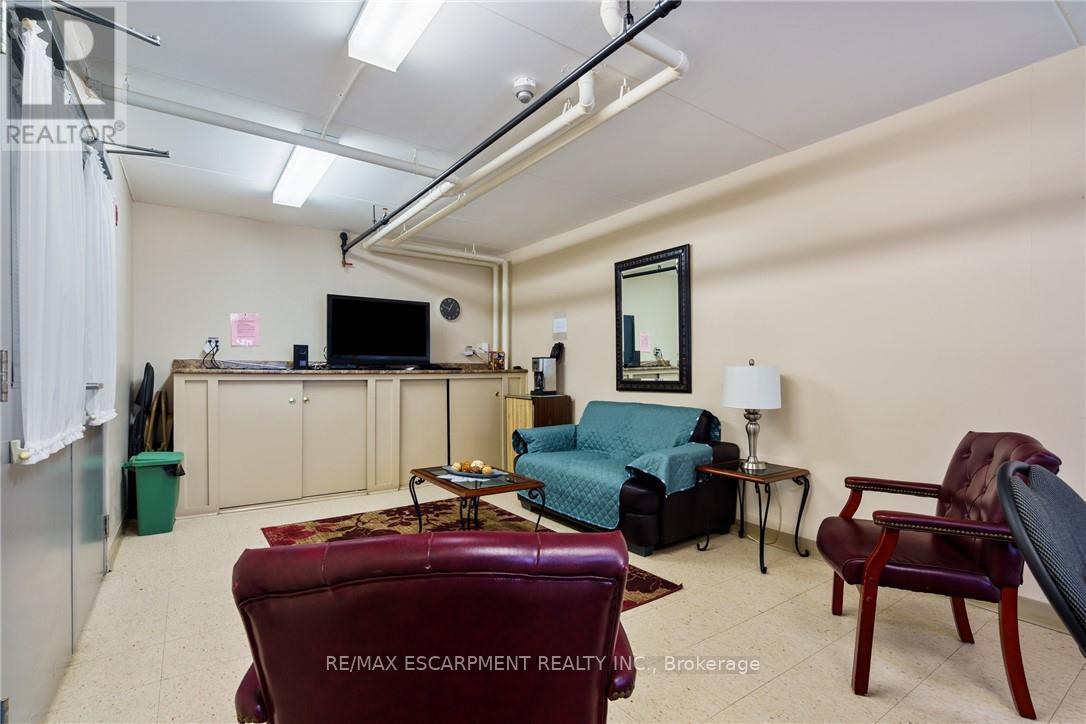 #211 3499 UPPER MIDDLE ROAD - 36