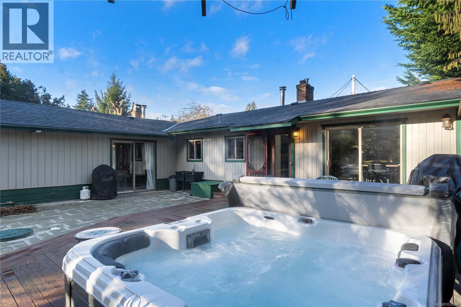 3872 Island Hwy W - 52