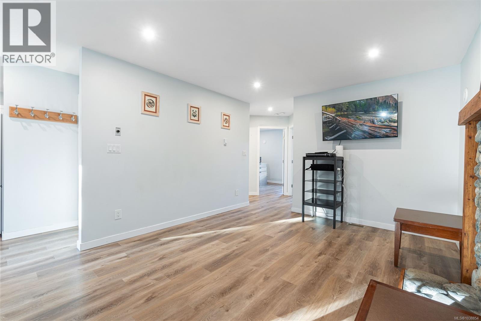 3872 Island Hwy W - 65