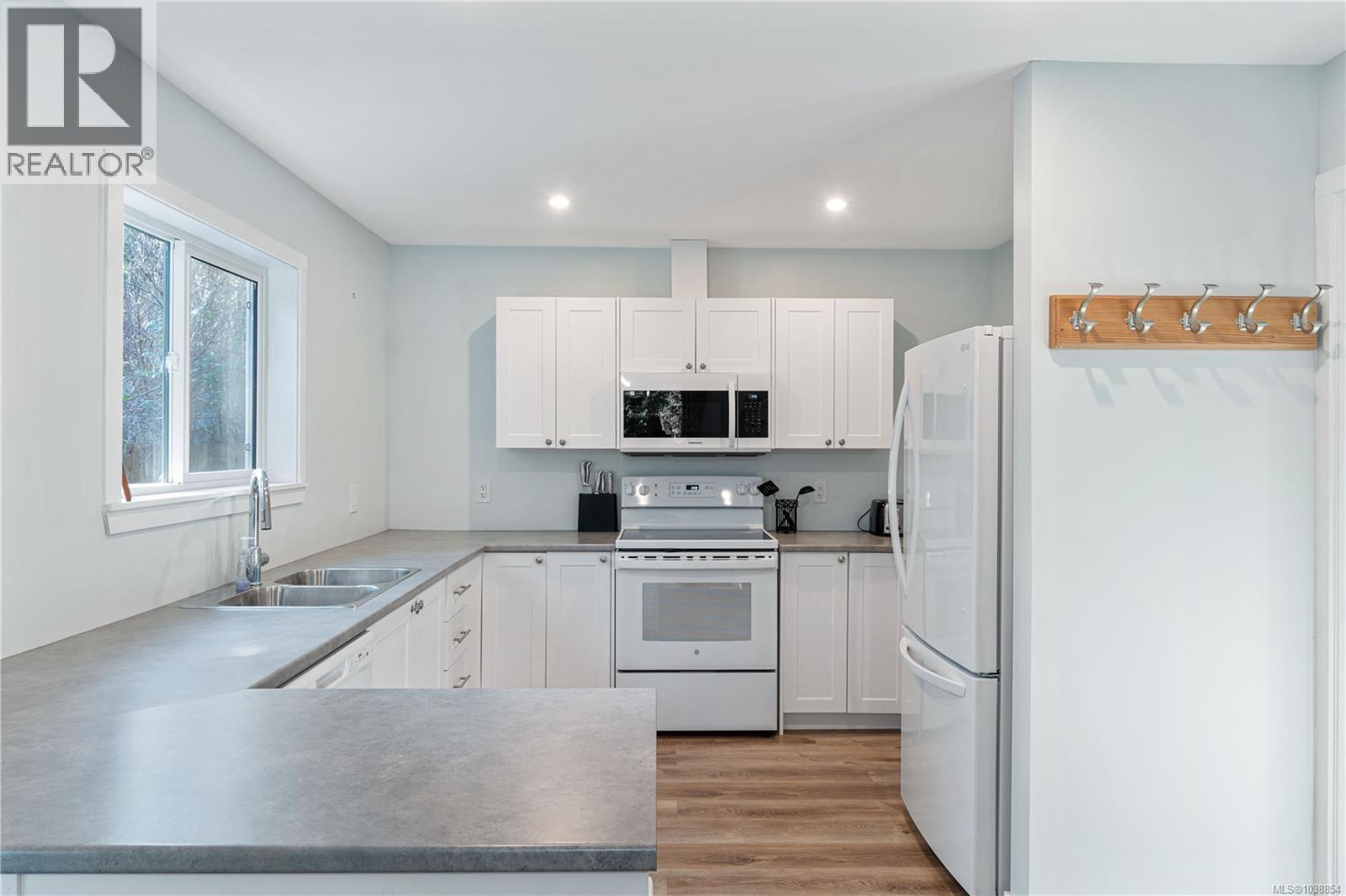 3872 Island Hwy W - 71
